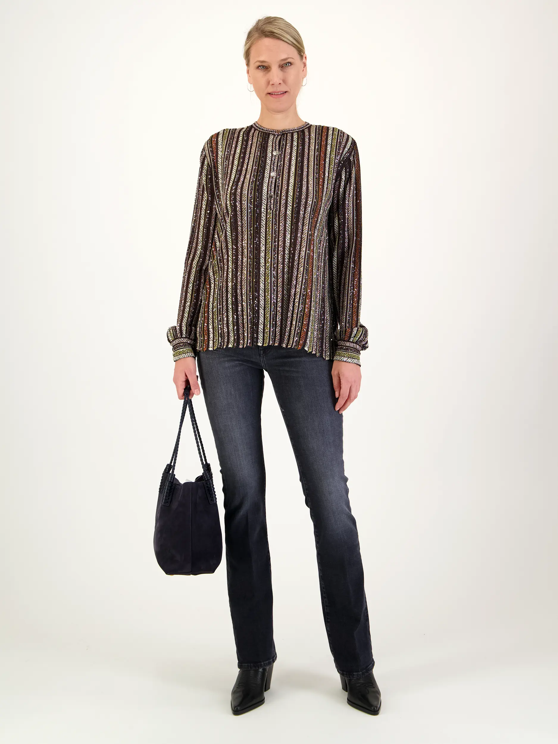 Gestreifte Bluse langarm - Artikel Teil eines Outfits getragen von einem Modell