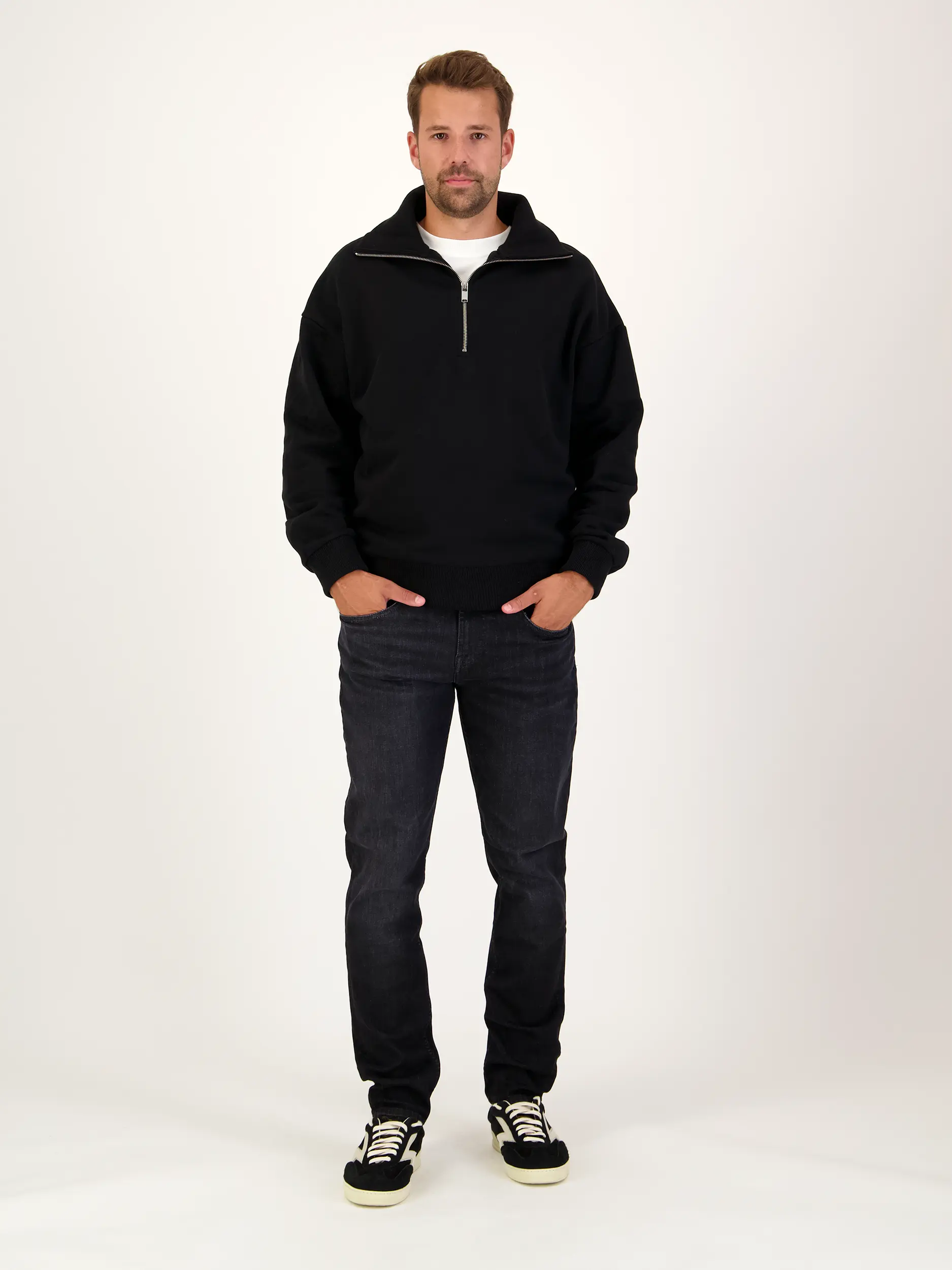 Sweatshirt 'Kailep' - Artikel Teil eines Outfits getragen von einem Modell - Farbe: Schwarz
