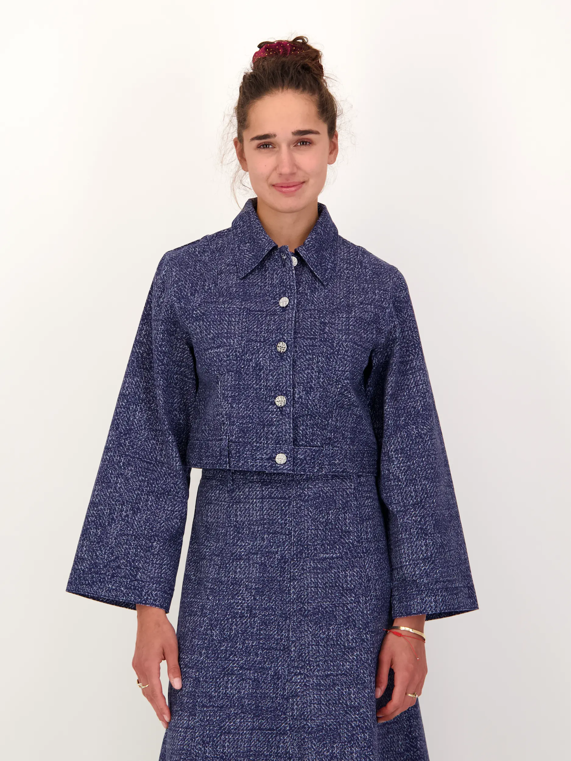 Jeansjacke - Artikel Vorderseite getragen von einem Modell - Farbe: Blau