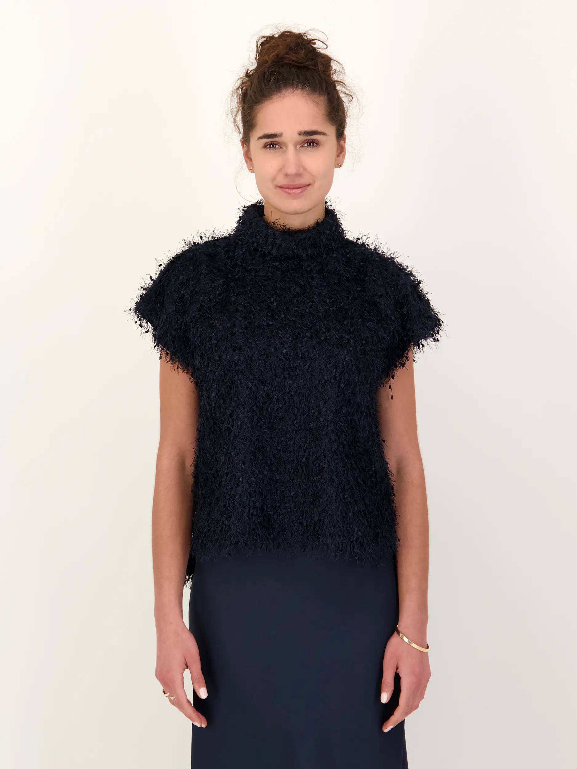 Bluse 'Alaria' mit Fransen kurzarm - Artikel Vorderseite getragen von einem Modell - Farbe: Blau