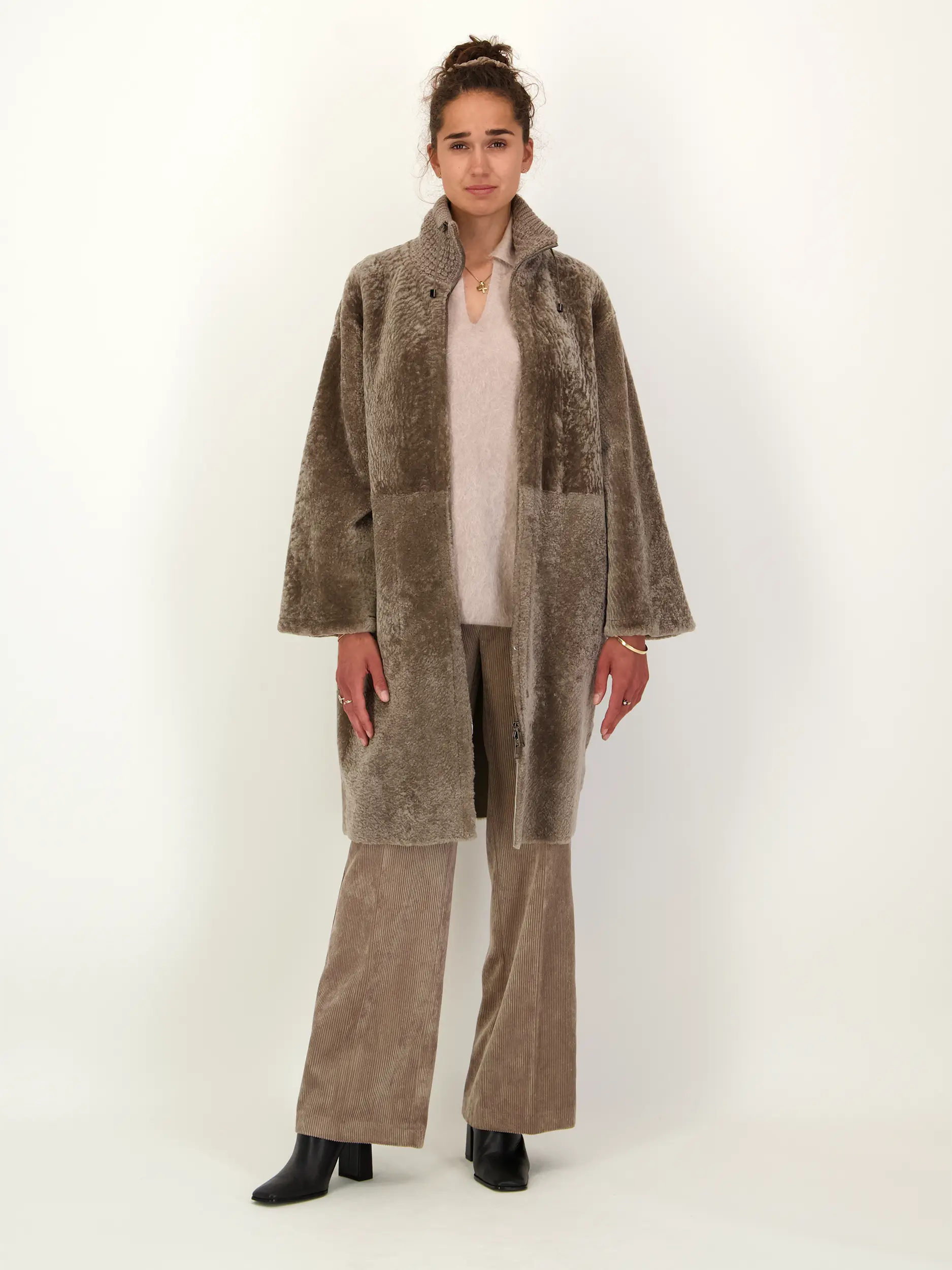 Ledermantel - Artikel Teil eines Outfits getragen von einem Modell - Farbe: Braun