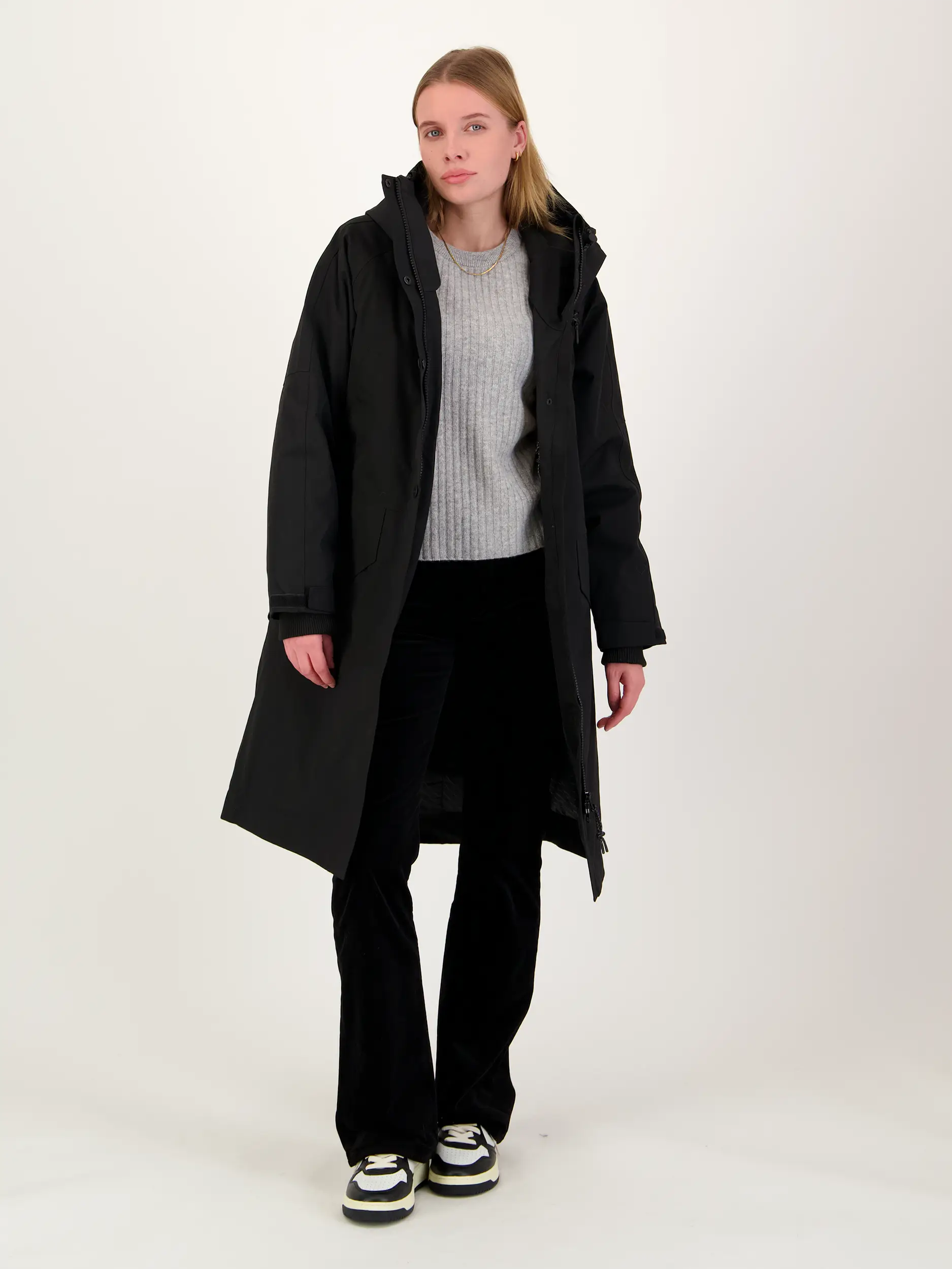 Mantel 'cold winter' - Artikel Teil eines Outfits getragen von einem Modell - Farbe: Schwarz