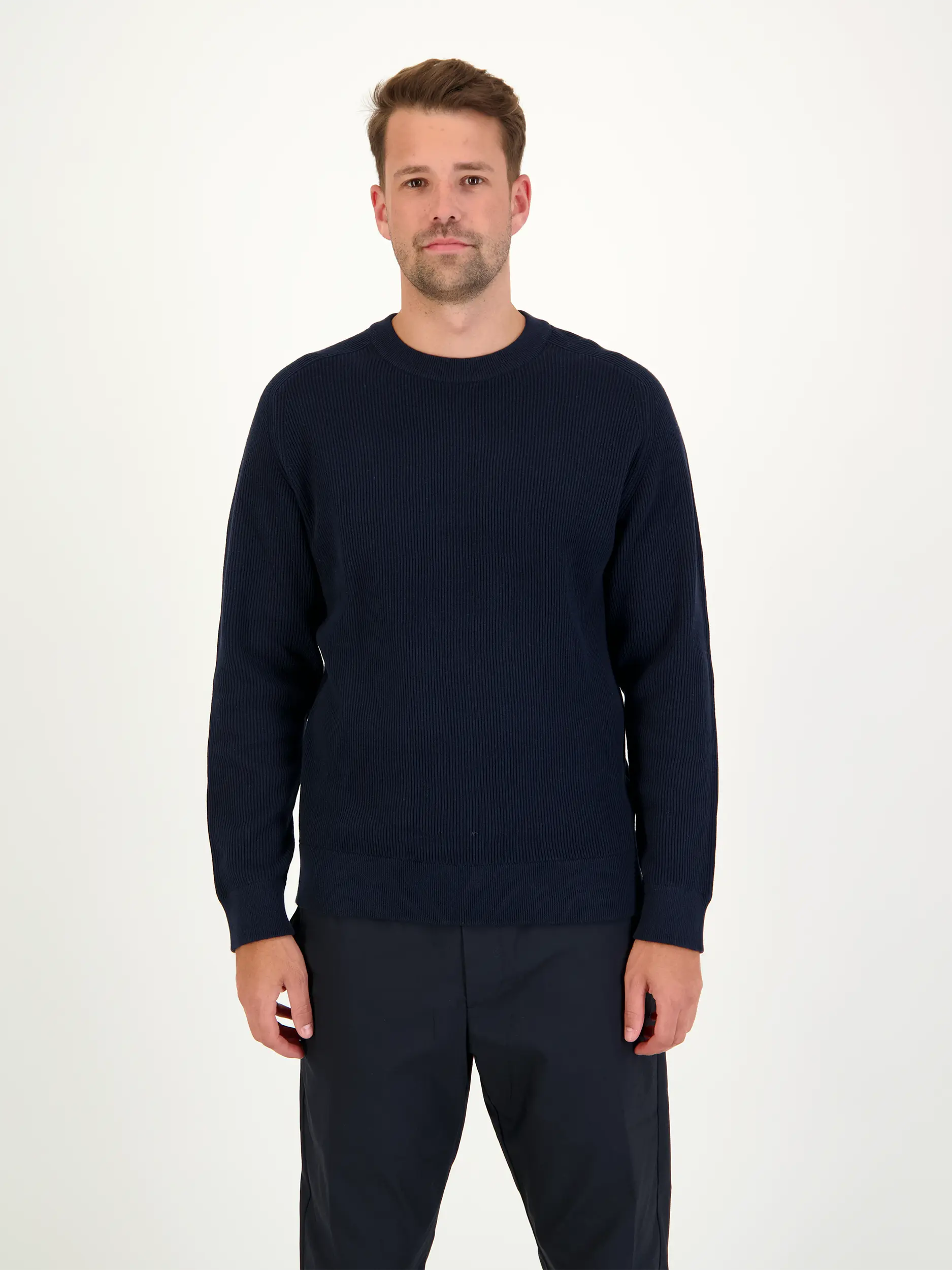 Pullover 'Kevin' - Artikel Vorderseite getragen von einem Modell - Farbe: Blau