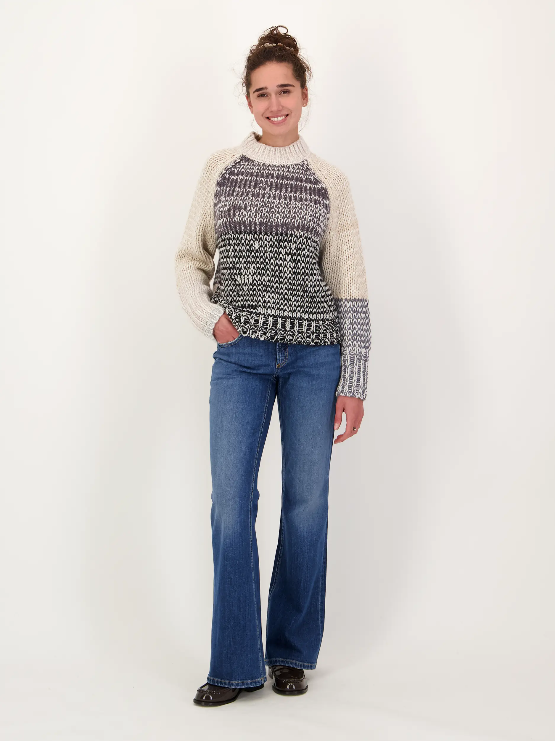Gemusterter Pullover 'Ace' aus Wolle langarm - Artikel Teil eines Outfits getragen von einem Modell - Farbe: Grau
