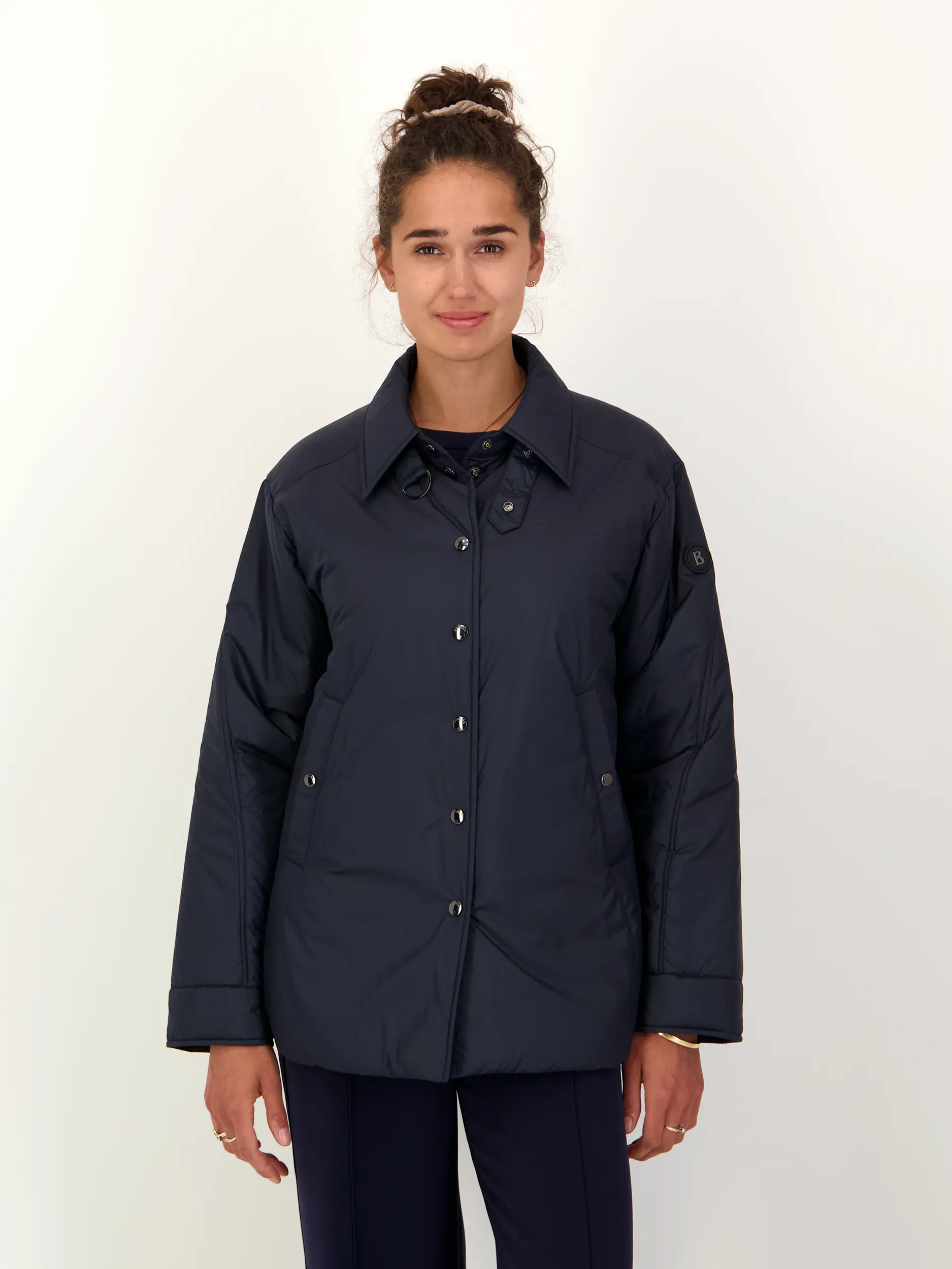 Jacke 'Imody' - Artikel Vorderseite getragen von einem Modell - Farbe: Blau