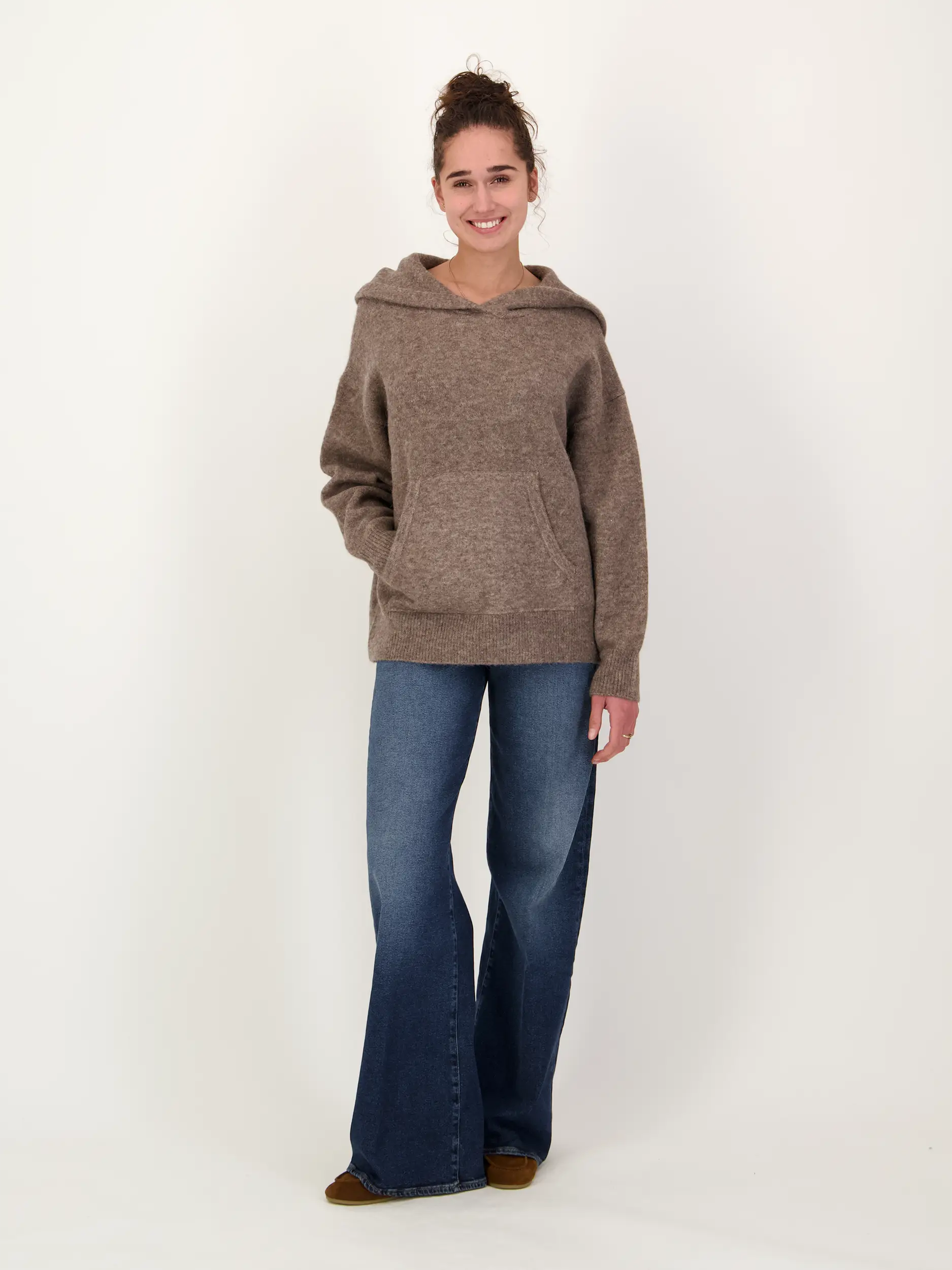 Pullover aus Wolle langarm - Artikel Teil eines Outfits getragen von einem Modell - Farbe: Braun