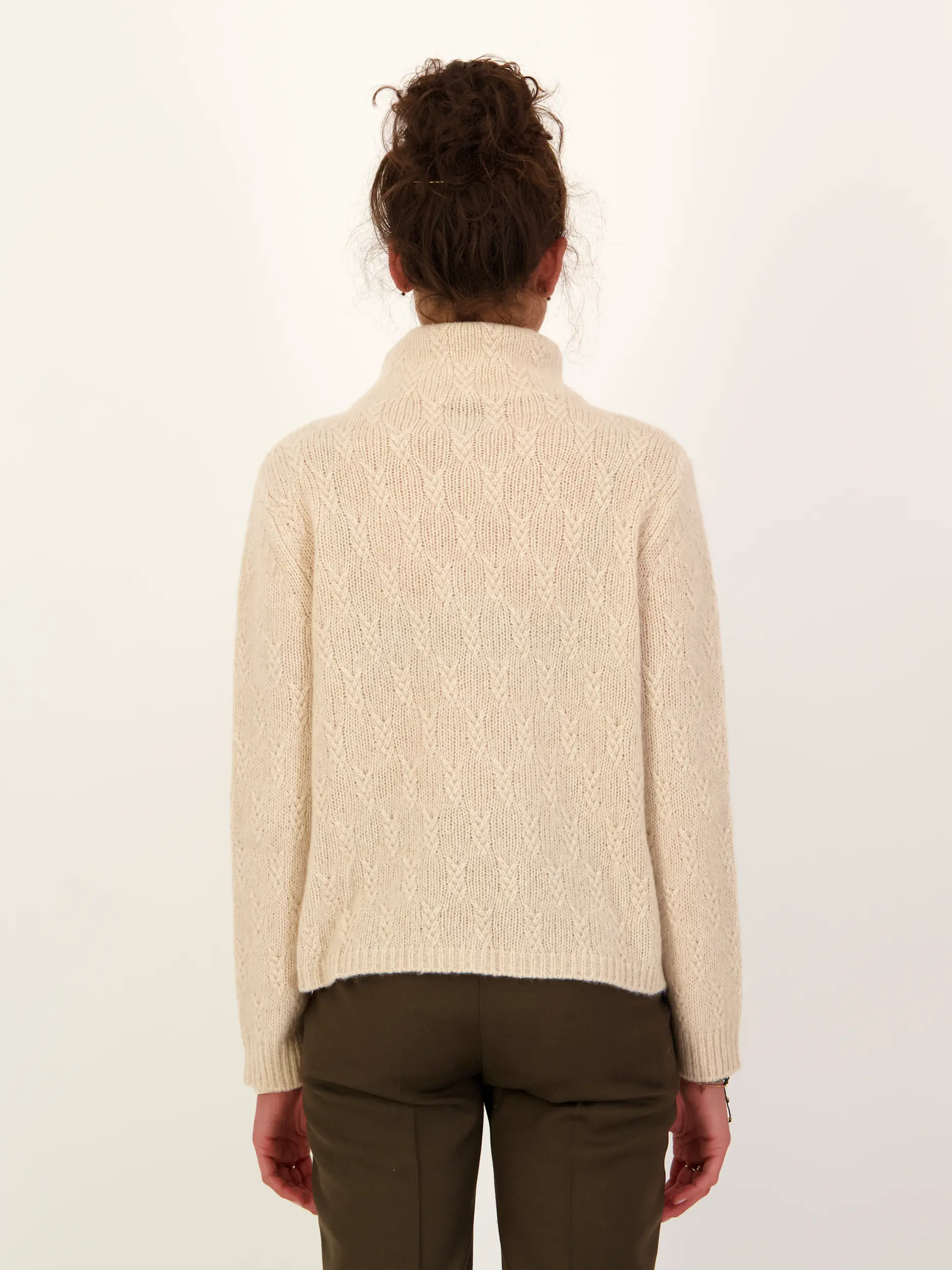Pullover aus Kaschmir langarm - Artikel Rückseite getragen von einem Modell
