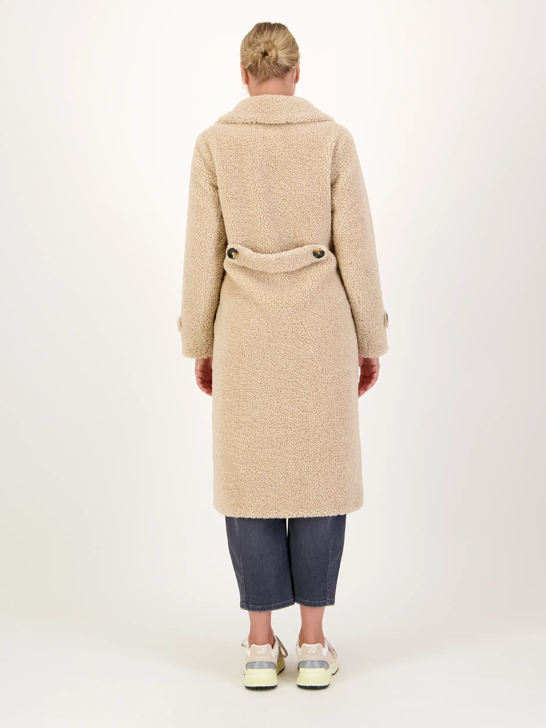 Teddymantel 'Yogi' - Artikel Rückseite getragen von einem Modell - Farbe: Beige