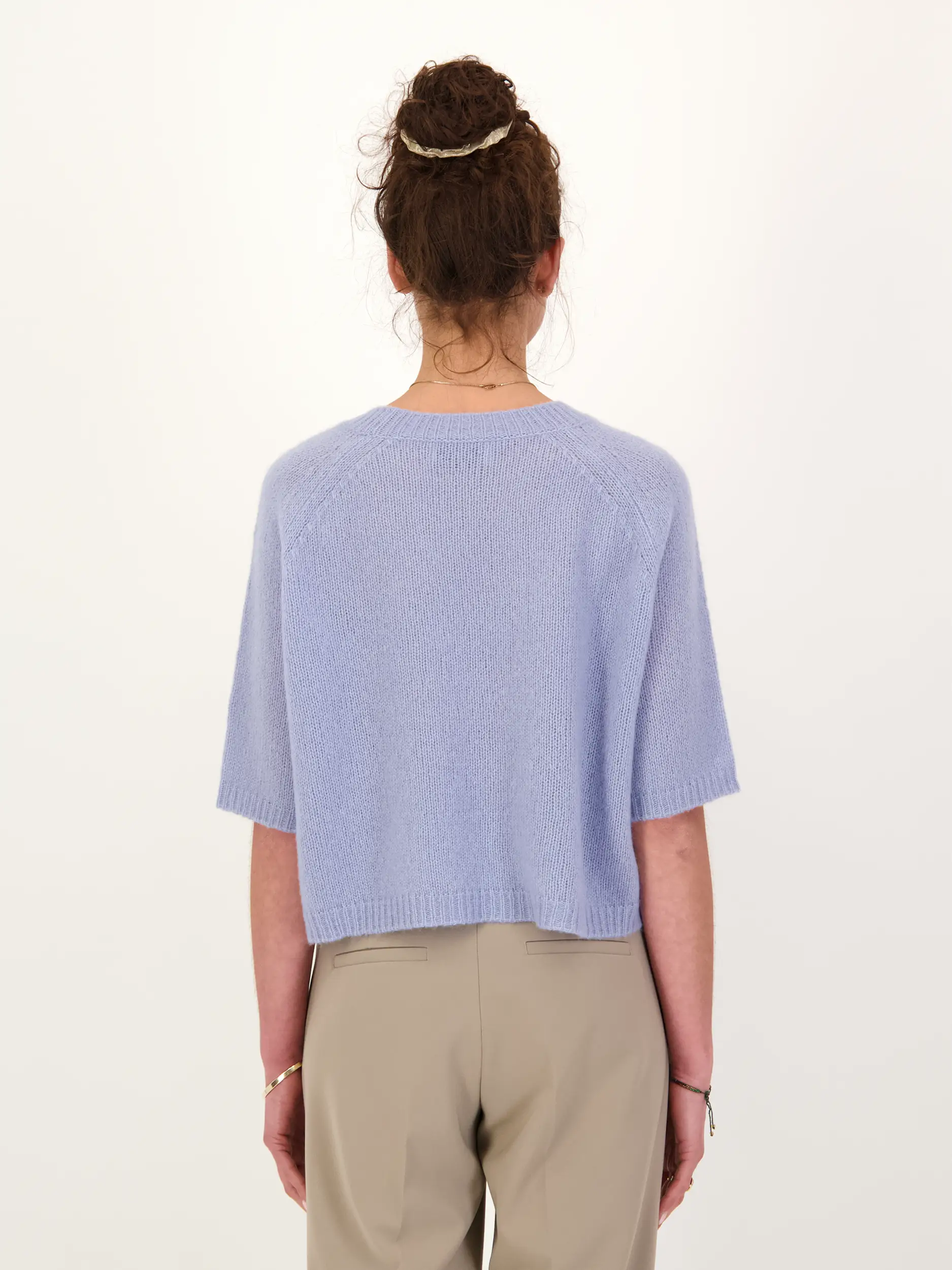 Pullover 'Shii' aus Kaschmir Seide Mix - Artikel Rückseite getragen von einem Modell - Farbe: Blau