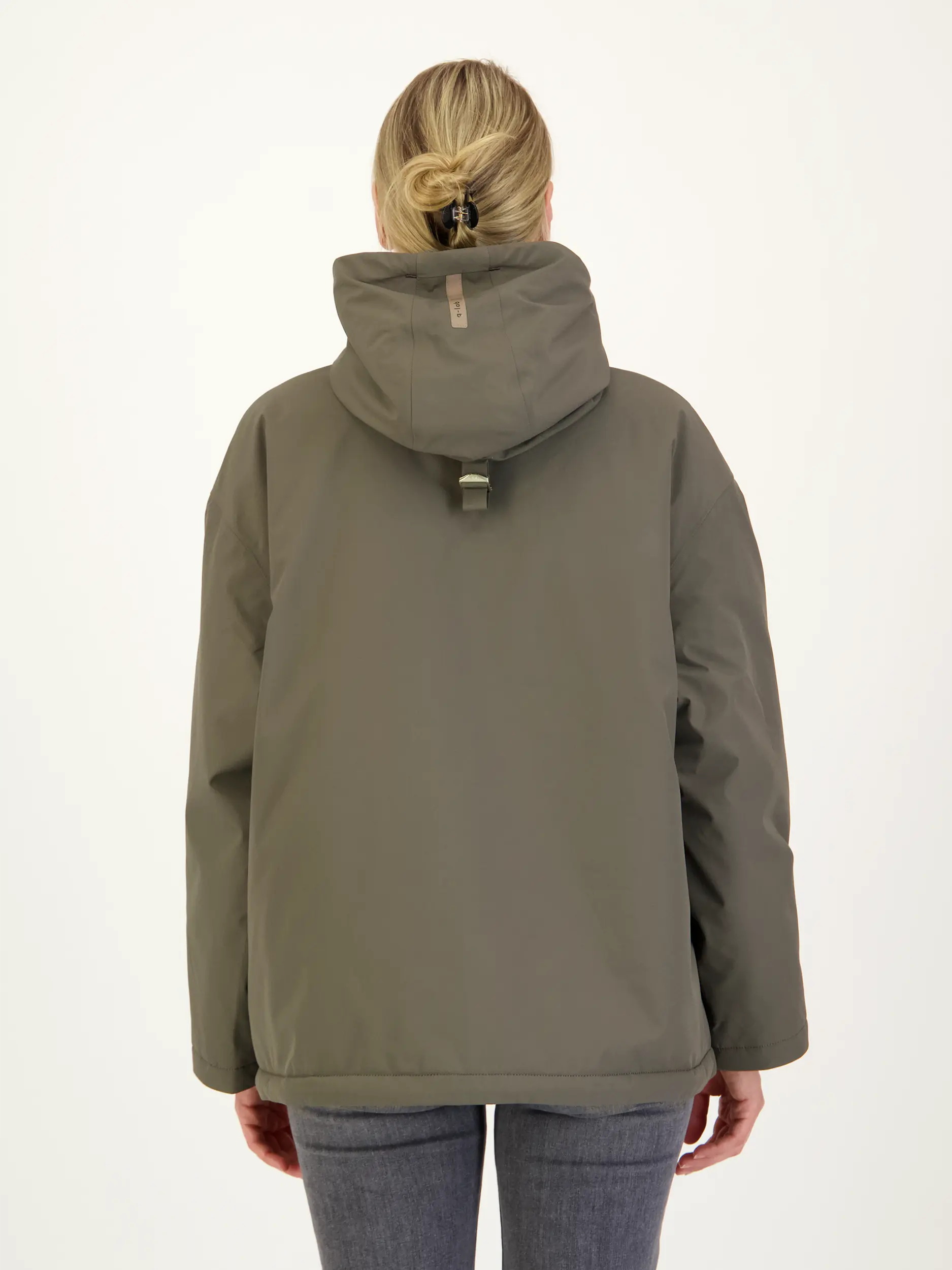 Wasserdichte Jacke 'Sheer' - Artikel Rückseite getragen von einem Modell - Farbe: Grau