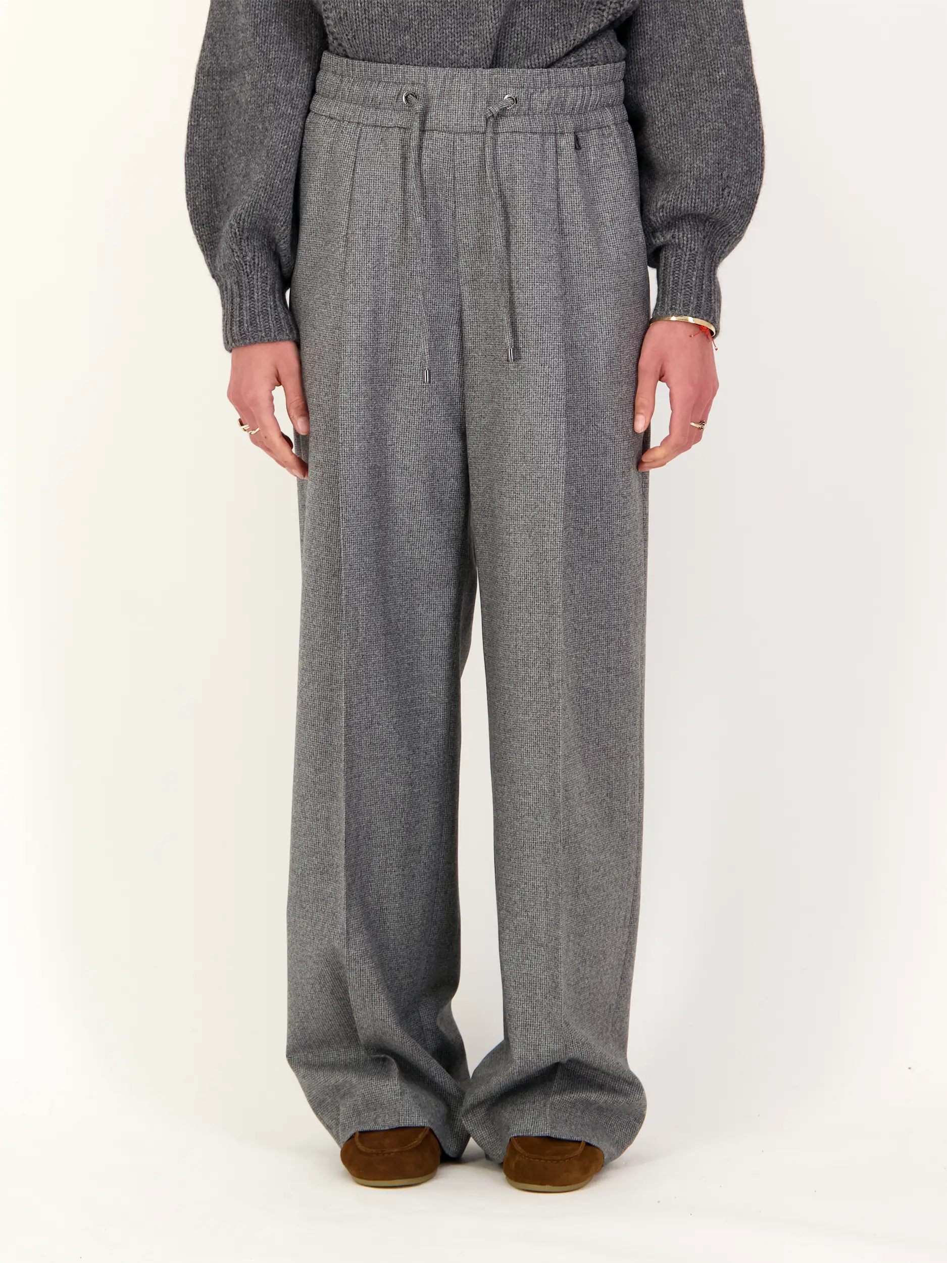 Wollhose 'Ella' - Artikel Vorderseite getragen von einem Modell - Farbe: Grau