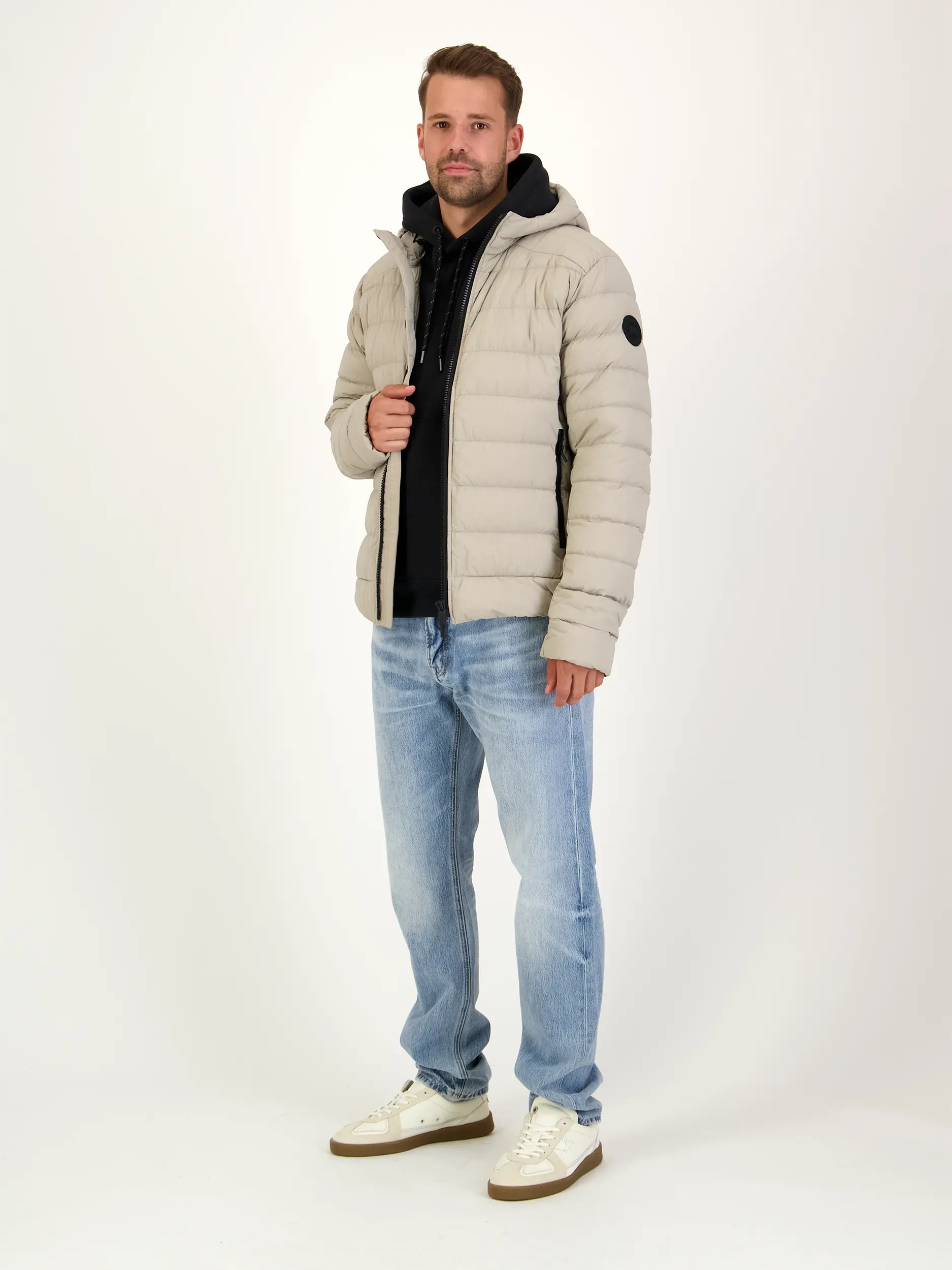 Daunenjacke 'Crofton' - Artikel Teil eines Outfits getragen von einem Modell - Farbe: Braun