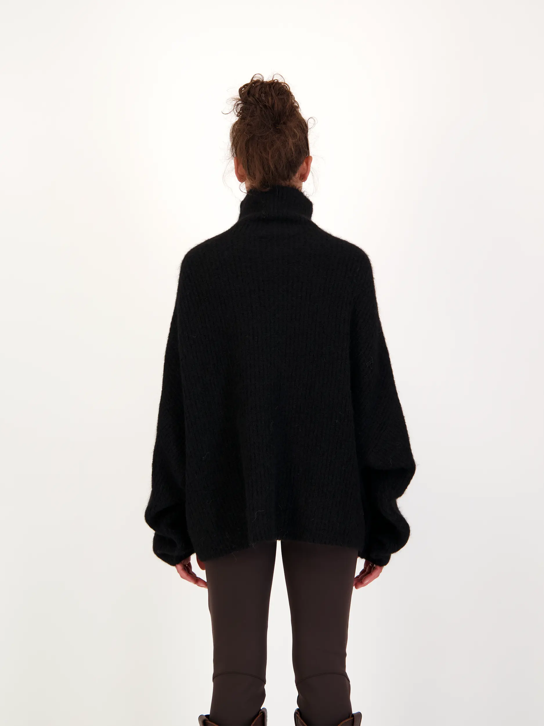 Gerippter Pullover 'Mara' langarm - Artikel Rückseite getragen von einem Modell - Farbe: Schwarz