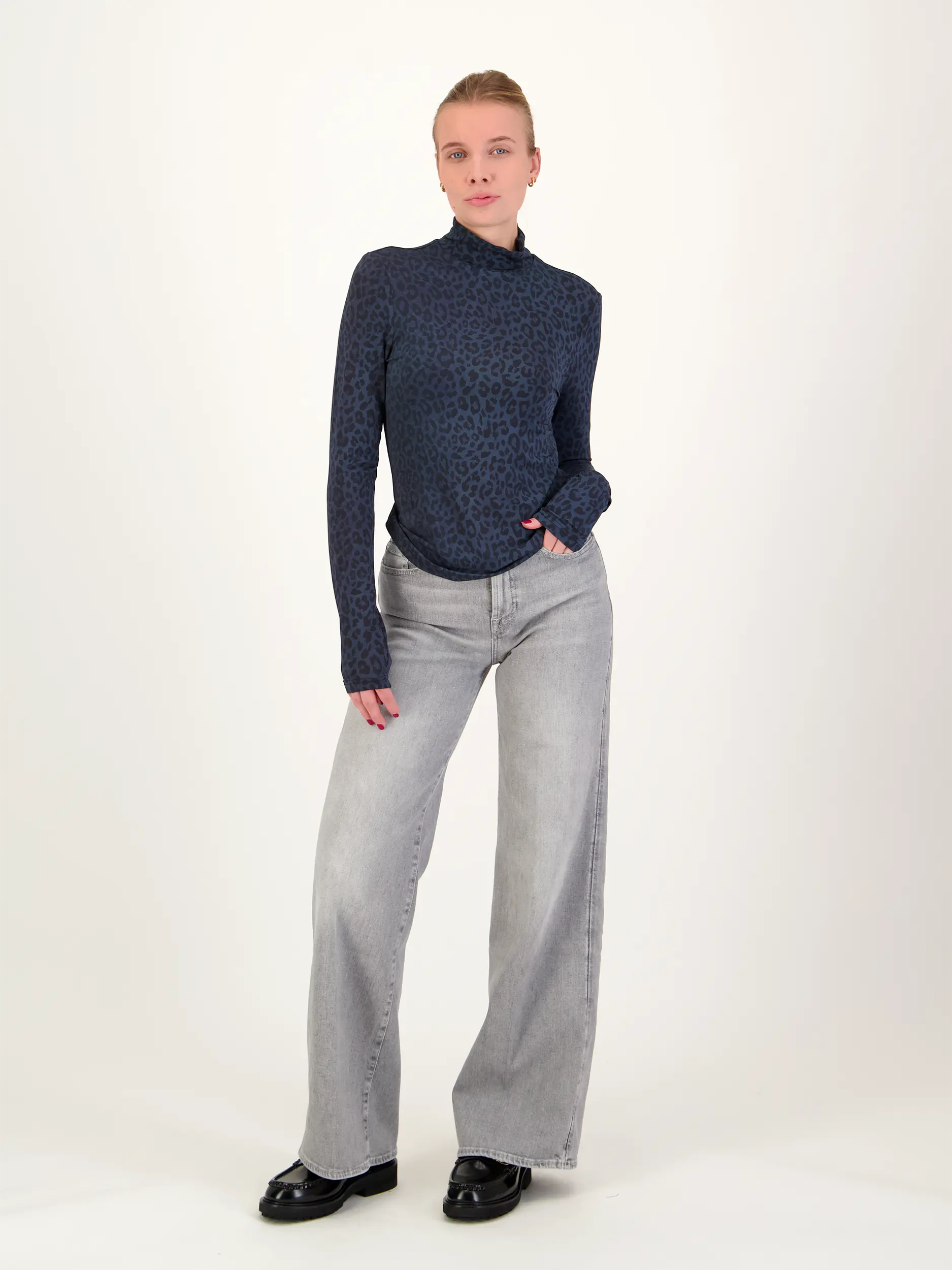 Turtleneck Shirt mit Leo-Print - Artikel Teil eines Outfits getragen von einem Modell - Farbe: Blau