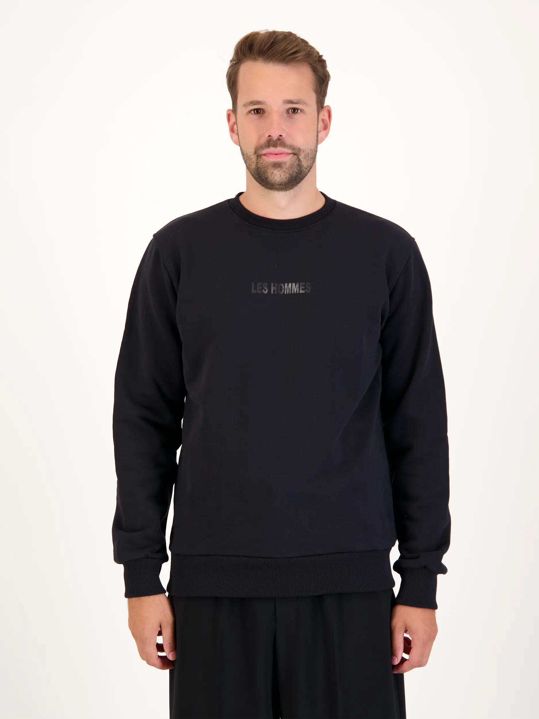 Sweatshirt - Artikel Vorderseite getragen von einem Modell - Farbe: Schwarz