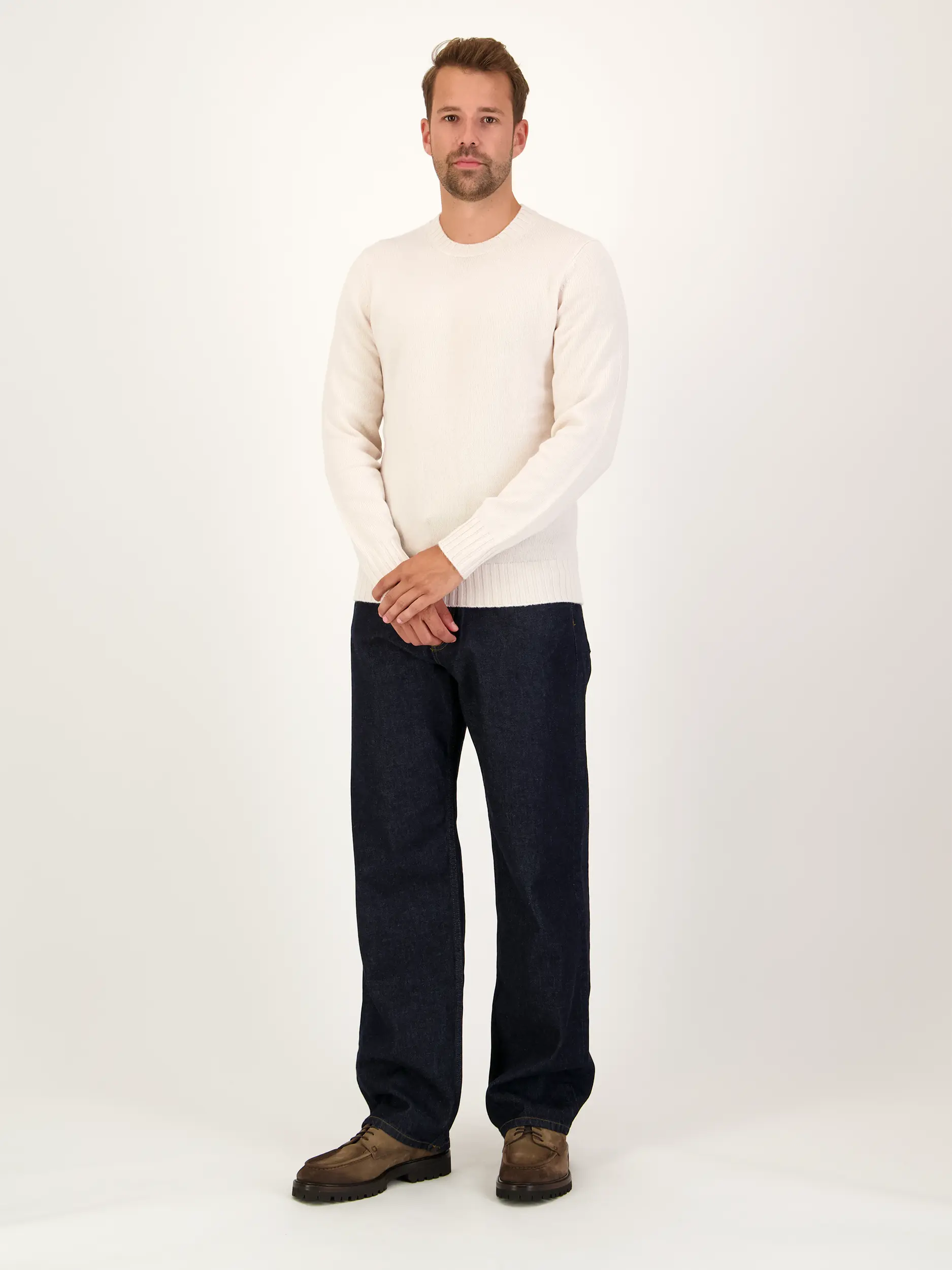 Pullover 'Rifredo' aus Kaschmir-Merino-Mix - Artikel Teil eines Outfits getragen von einem Modell - Farbe: Braun