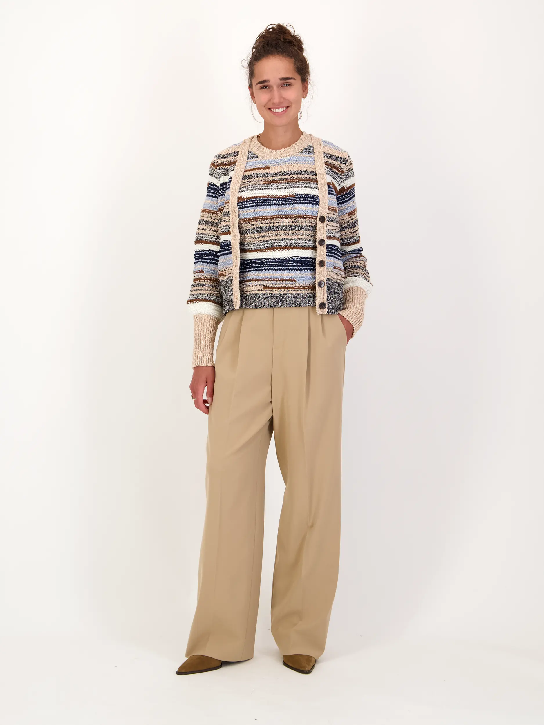 Gestreifter Pullunder 'Jerrel' - Artikel Teil eines Outfits getragen von einem Modell - Farbe: Beige