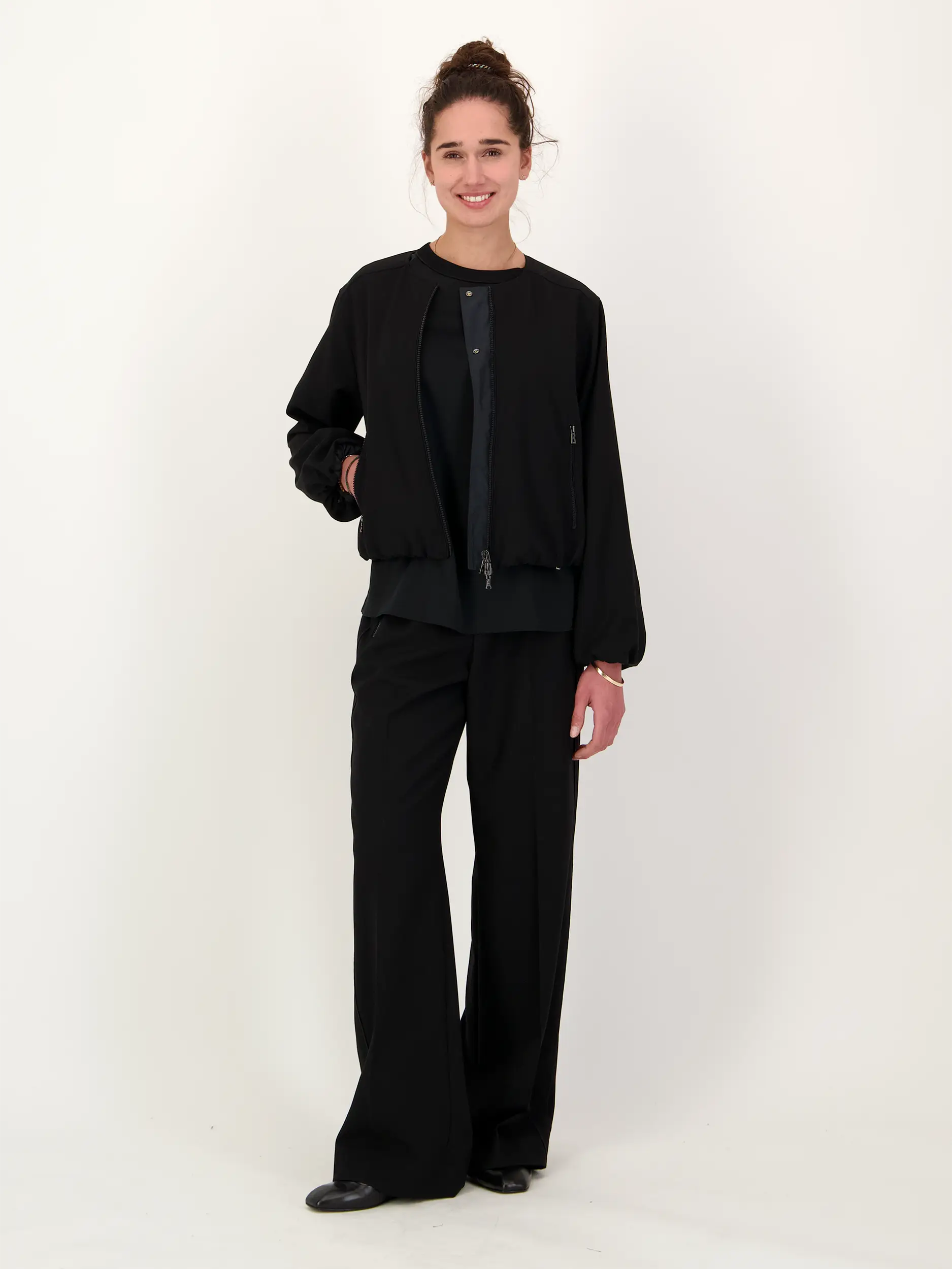 Jacke 'Yuma' - Artikel Teil eines Outfits getragen von einem Modell - Farbe: Schwarz