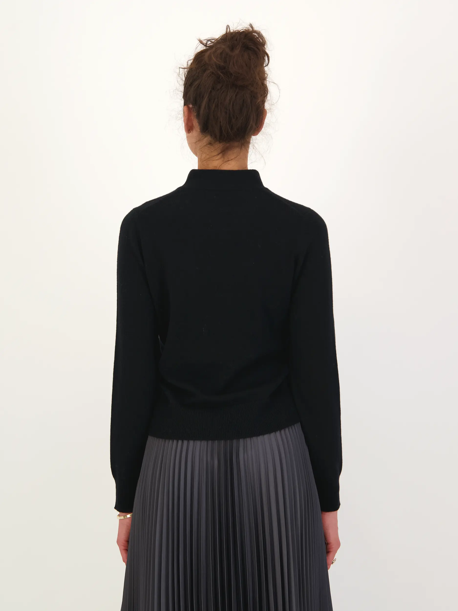 Pullover aus Wolle mit Schluppe langarm - Artikel Rückseite getragen von einem Modell - Farbe: Schwarz