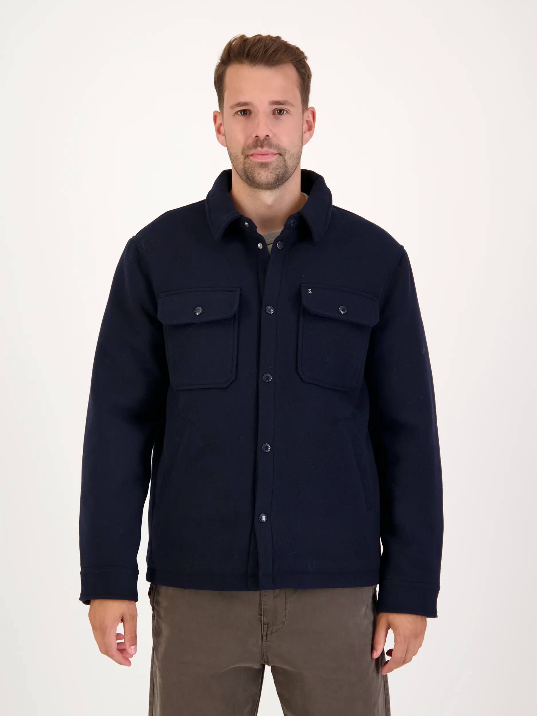 Overshirt mit Kentkragen langarm - Artikel Vorderseite getragen von einem Modell - Farbe: Blau