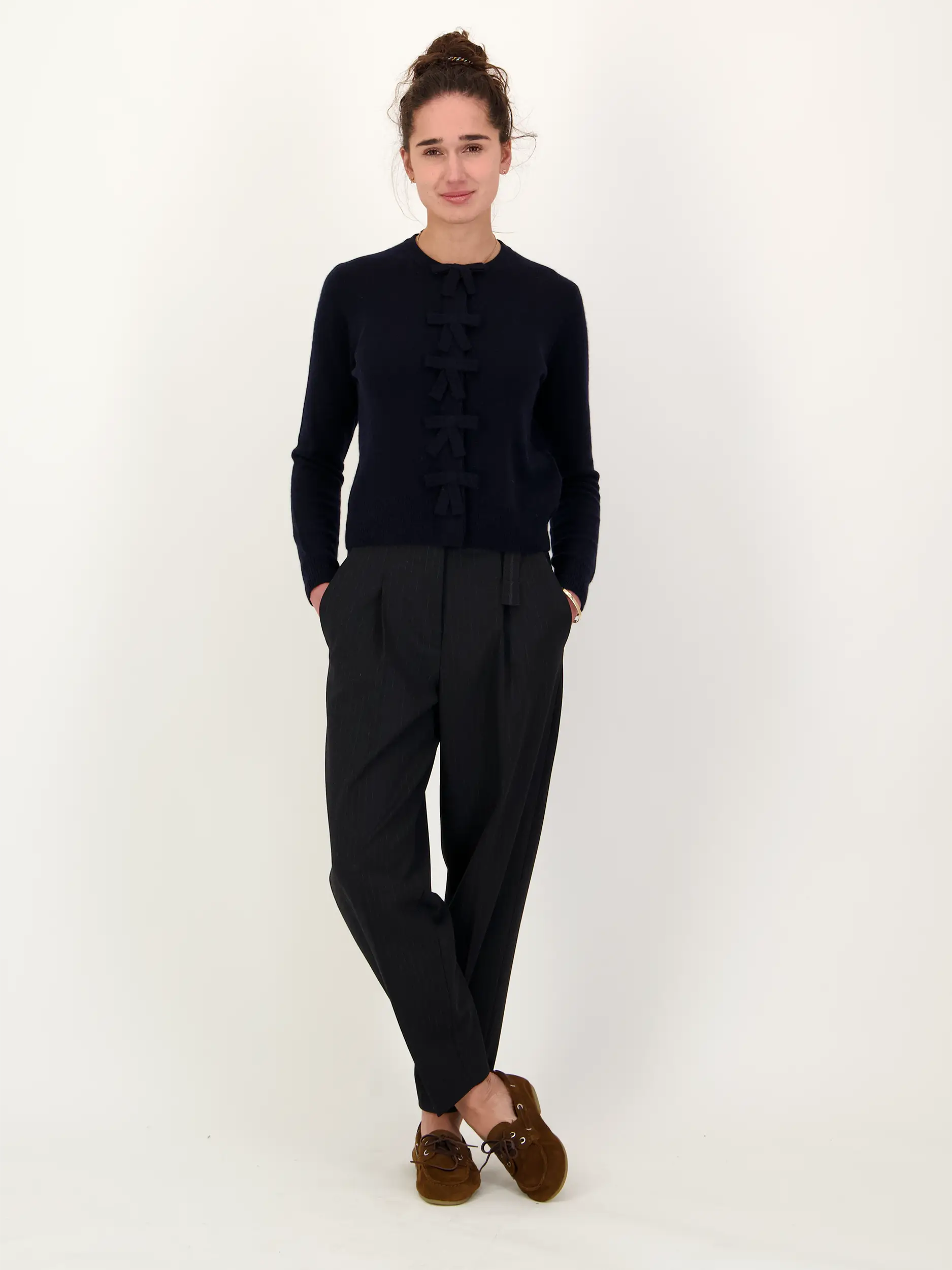 Strickjacke aus Kaschmir - Artikel Teil eines Outfits getragen von einem Modell - Farbe: Blau