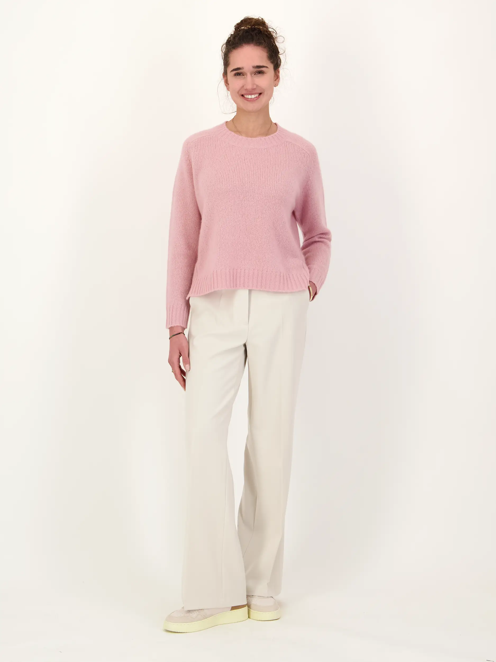 Pullover 'Fuyo' aus Kaschmir Seide Mix - Artikel Teil eines Outfits getragen von einem Modell - Farbe: Rosa&Pink