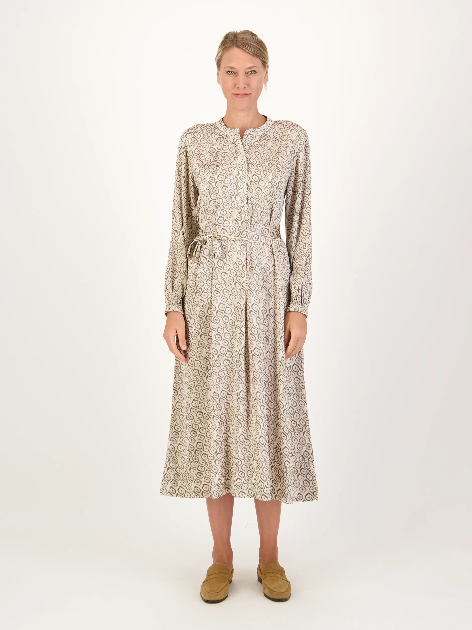 Gemustertes Midi Seidenkleid 'Farus' langarm - Artikel Teil eines Outfits getragen von einem Modell - Farbe: Braun