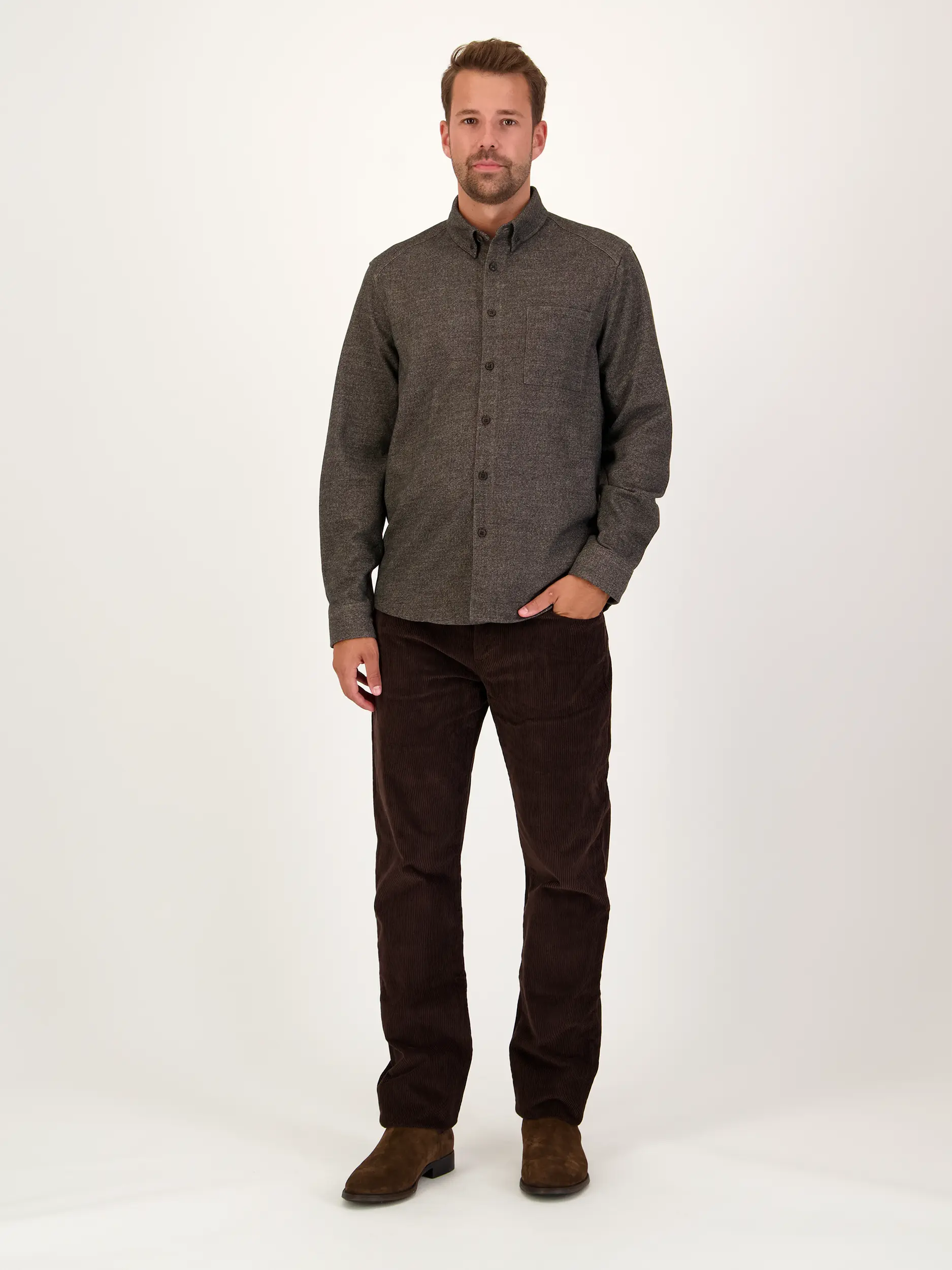 Hemd 'Liet' mit Button-Down-Kragen langarm - Artikel Teil eines Outfits getragen von einem Modell - Farbe: Braun