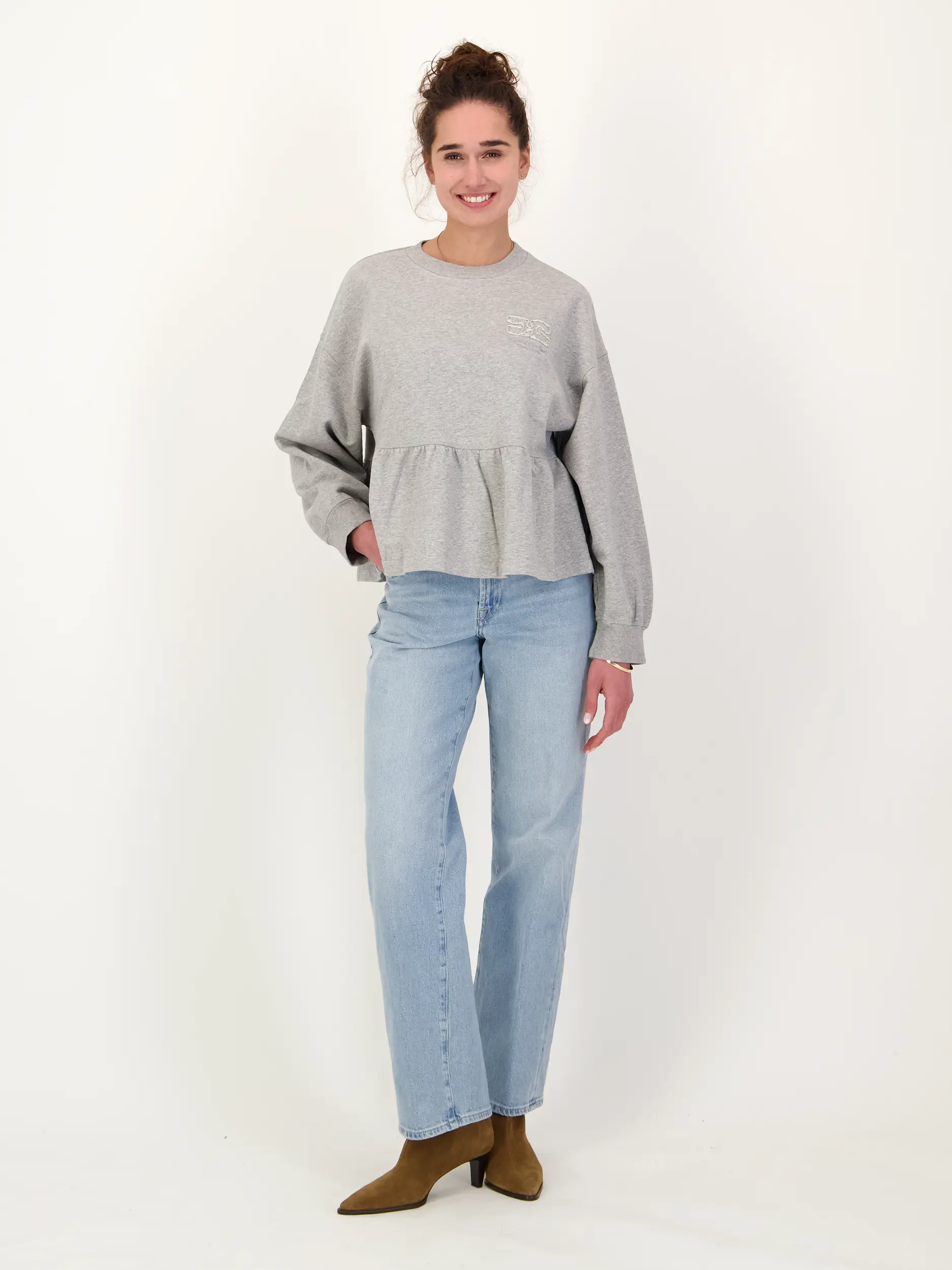 Sweatshirt  - Artikel Teil eines Outfits getragen von einem Modell - Farbe: Grau