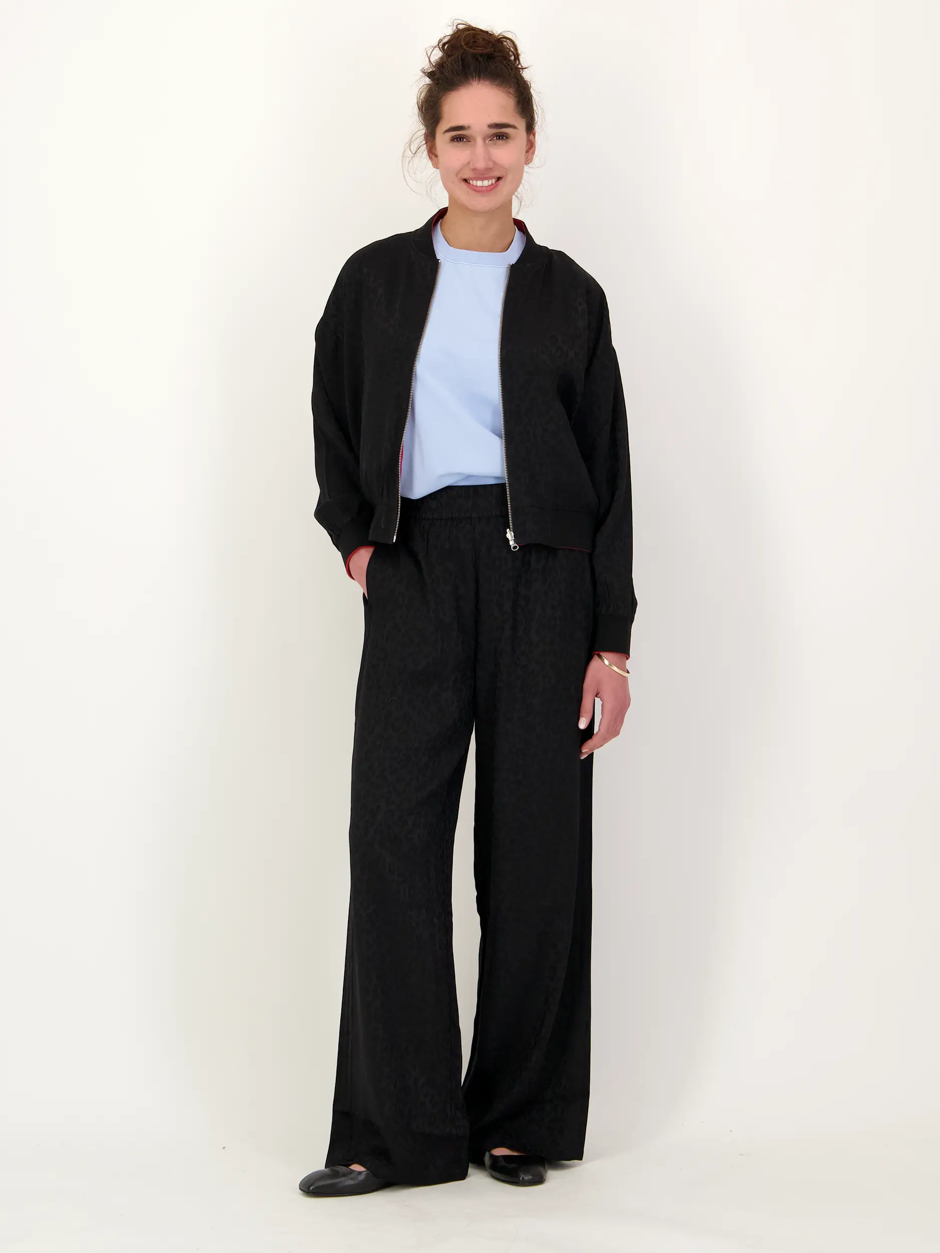 Hose 'Saela' - Artikel Teil eines Outfits getragen von einem Modell - Farbe: Grau