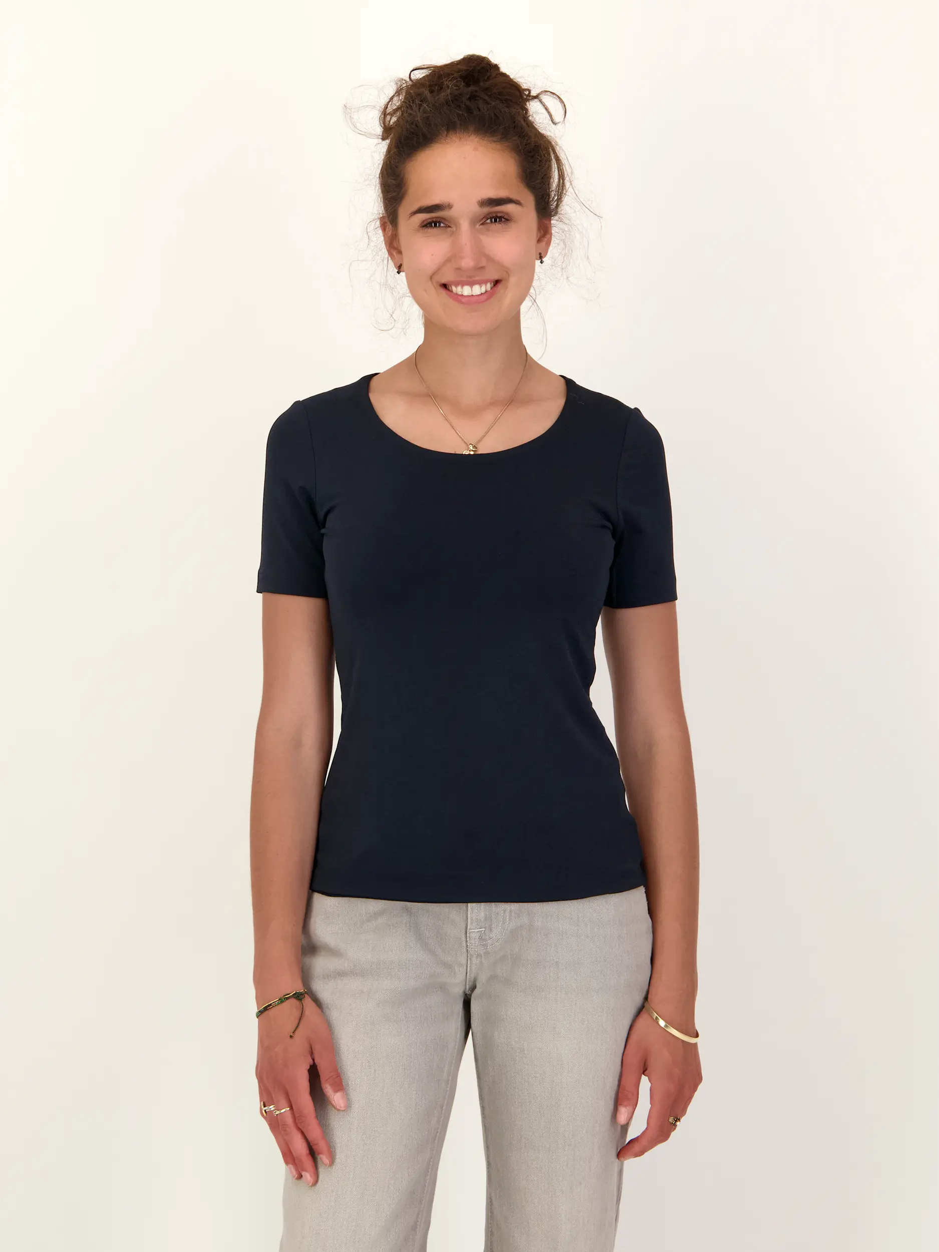 T-Shirt - Artikel Vorderseite getragen von einem Modell