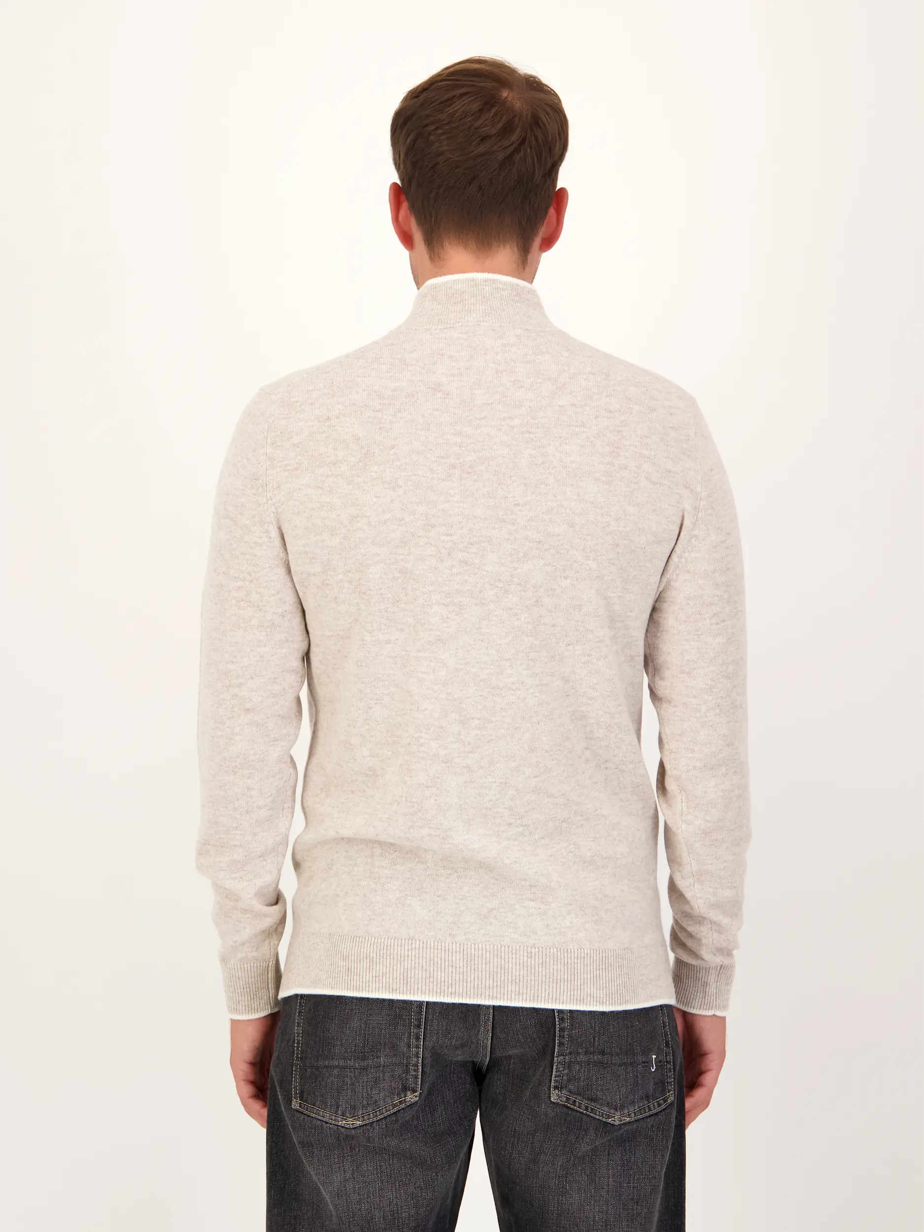 Pullover 'Troia' aus Merinowoll-Mix - Artikel Rückseite getragen von einem Modell - Farbe: Braun