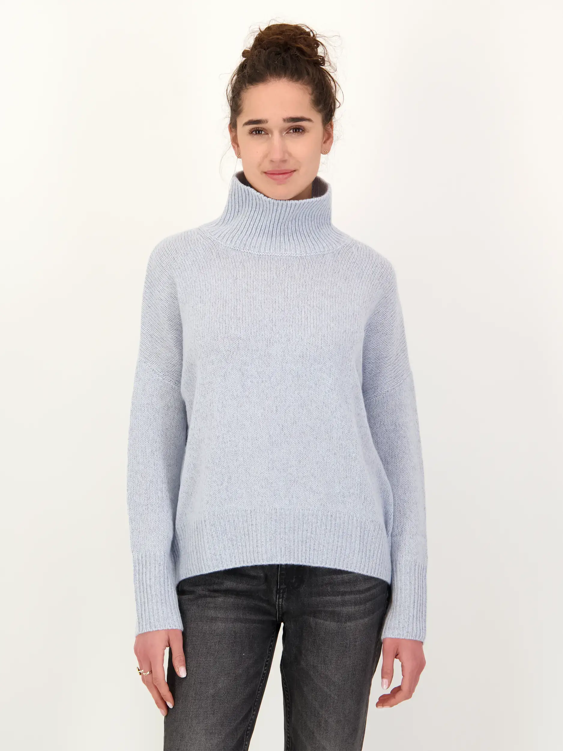 Rollkragenpullover 'Heidi' aus Kaschmir - Artikel Vorderseite getragen von einem Modell - Farbe: Blau