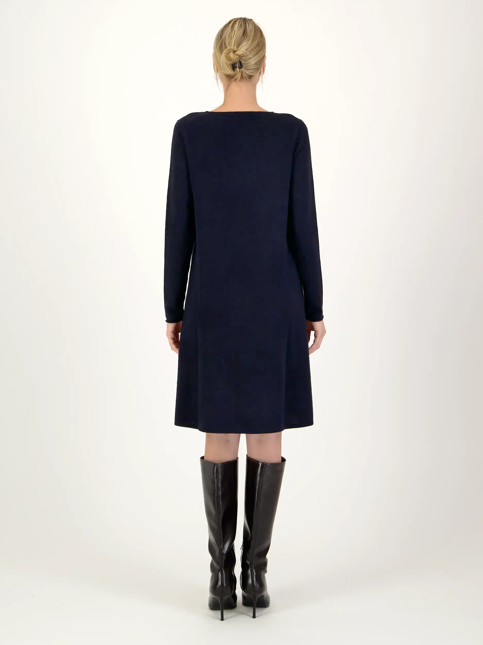 Midi Wollkleid langarm - Artikel Rückseite getragen von einem Modell - Farbe: Blau