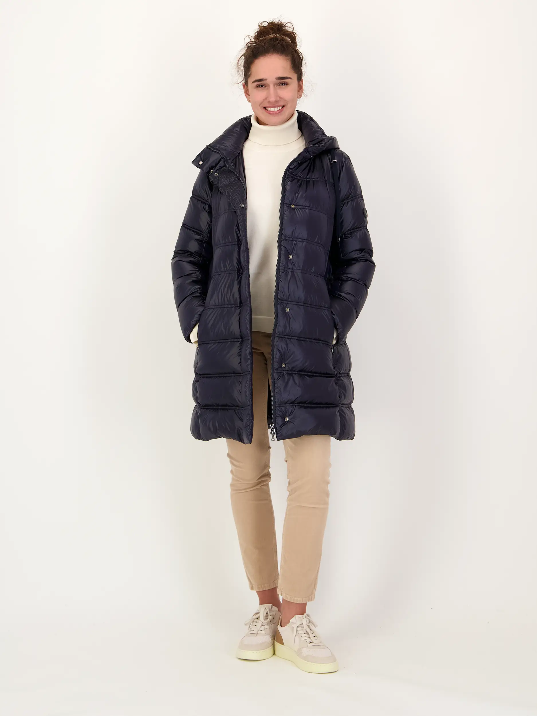 Daunenjacke 'Lynn' - Artikel Teil eines Outfits getragen von einem Modell - Farbe: Blau