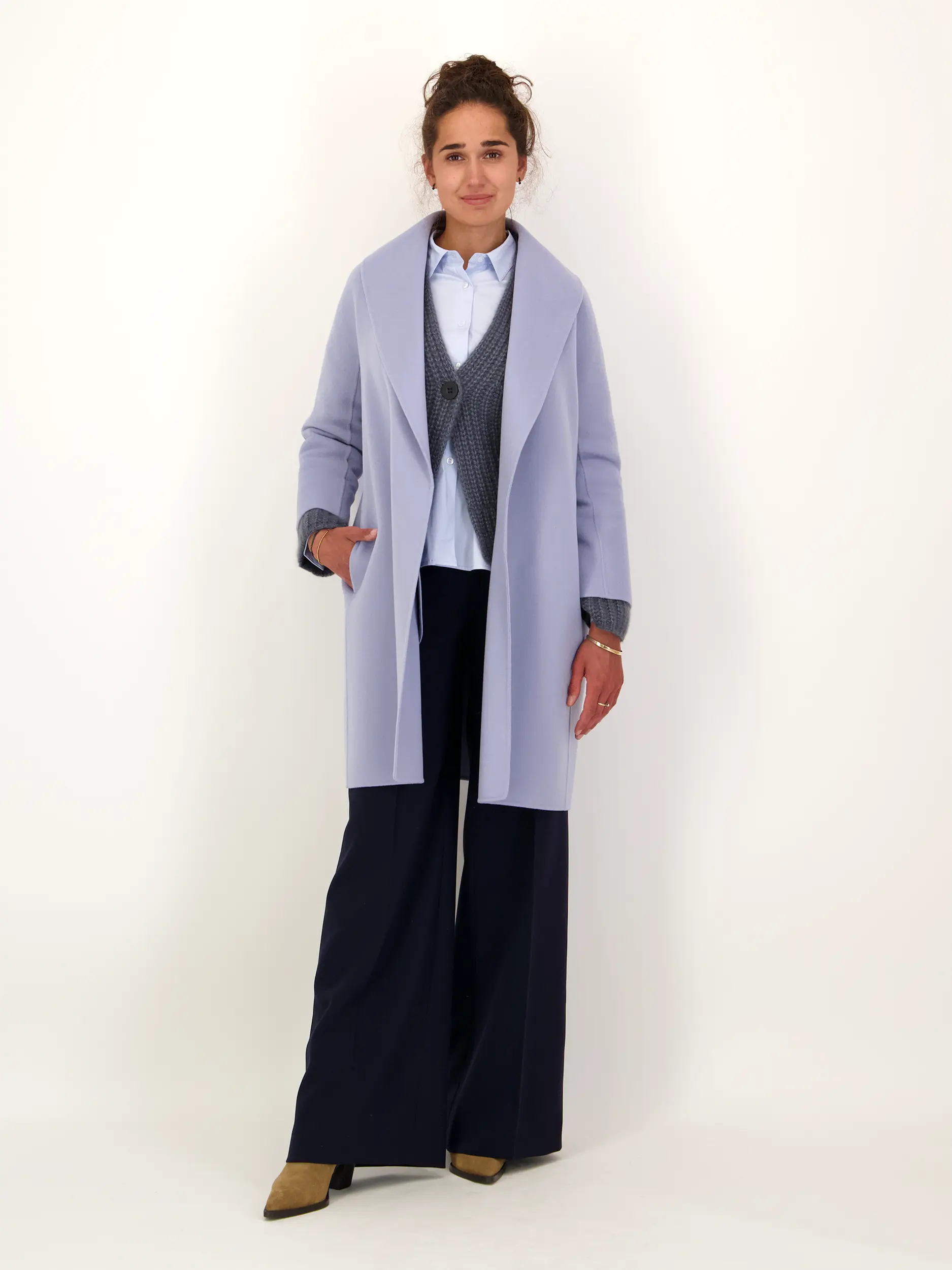 Kurzmantel 'Messi' aus Wolle - Artikel Teil eines Outfits getragen von einem Modell
