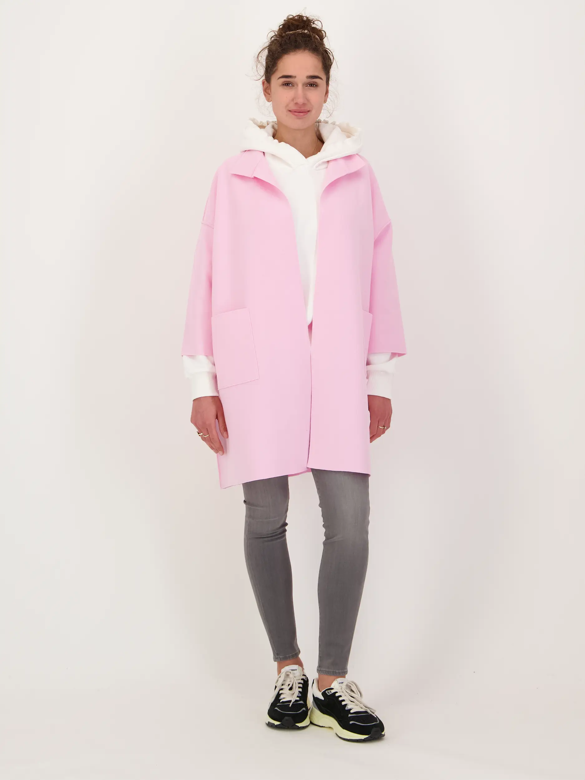 Kurzmantel aus Kaschmir - Artikel Teil eines Outfits getragen von einem Modell - Farbe: Rosa&Pink