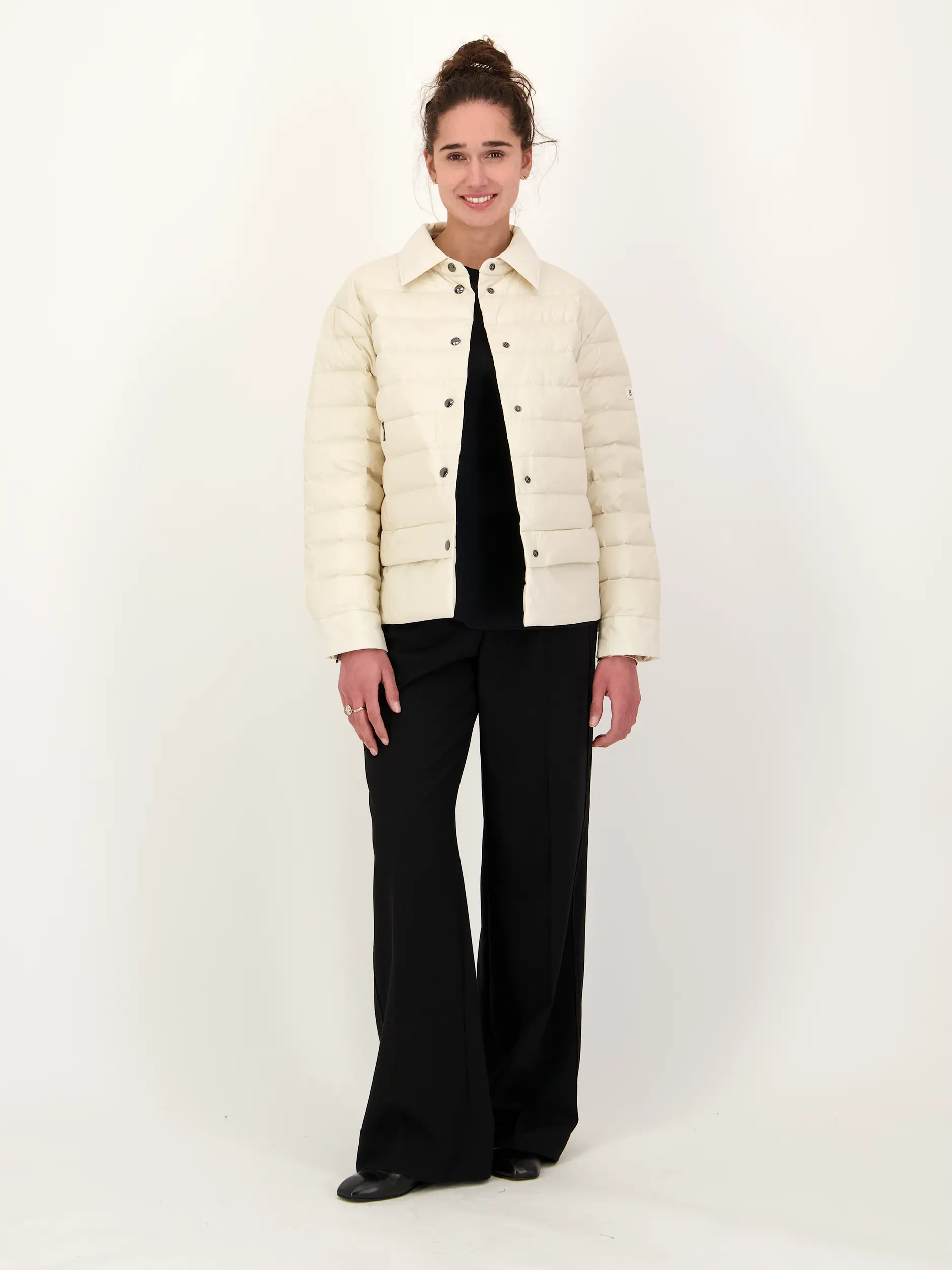 Daunenjacke 'Audrey' - Artikel Teil eines Outfits getragen von einem Modell - Farbe: Creme