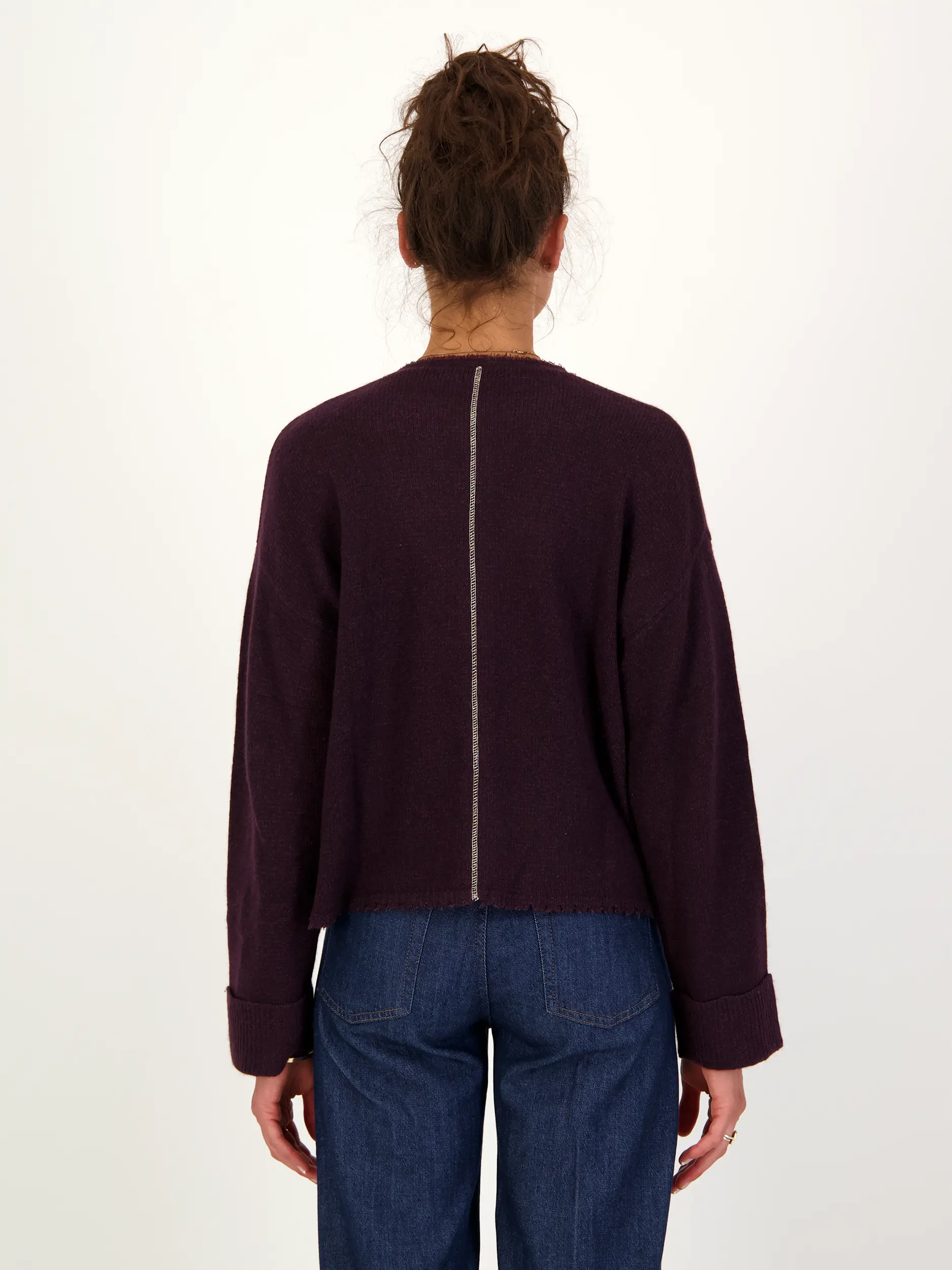 Strickjacke aus Kaschmir-Mix langarm - Artikel Rückseite getragen von einem Modell - Farbe: Rot
