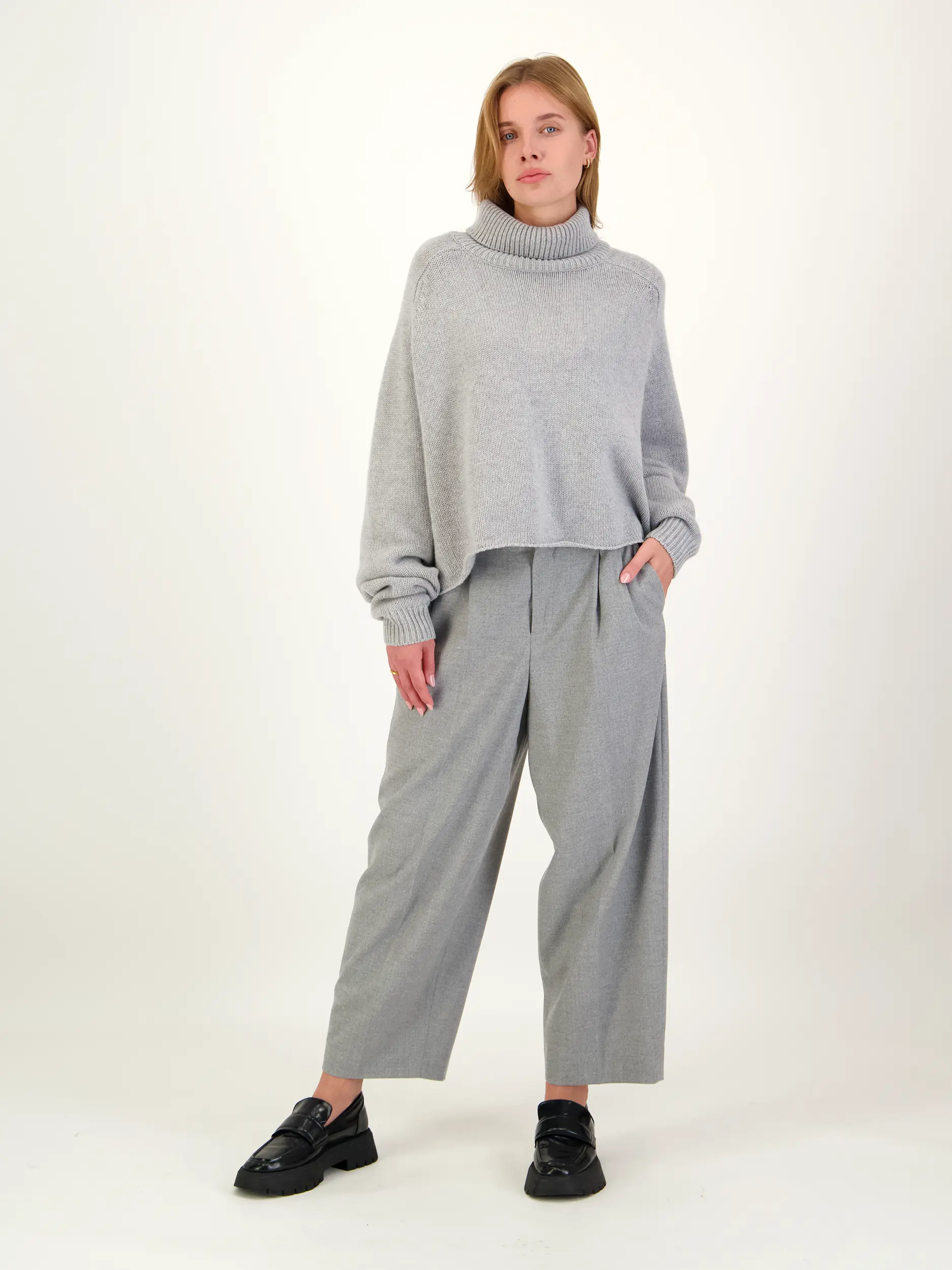 Unisex Bundfaltenhose 'Noa Crop' - Artikel Vorderseite getragen von einem Modell