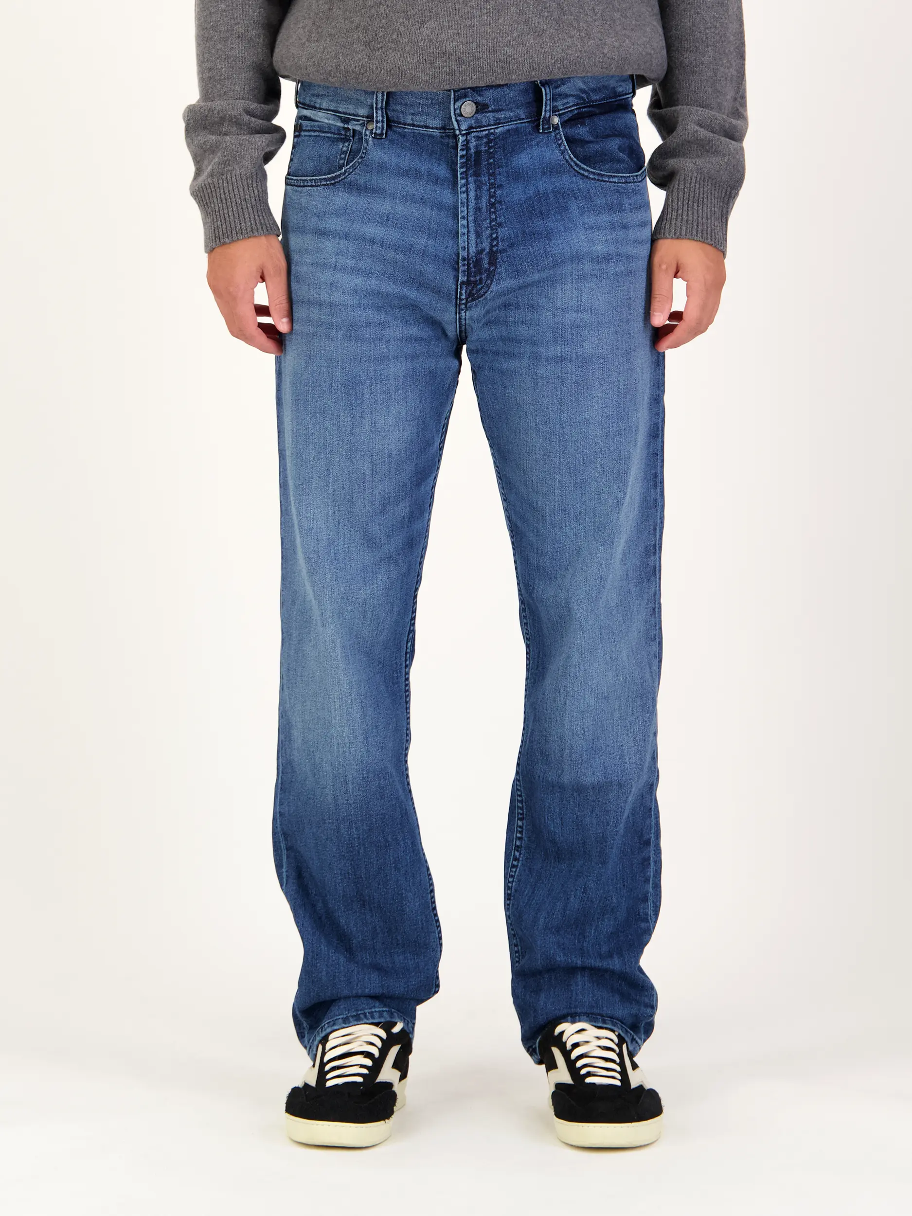 Mid Rise Straight Leg Jeans - Artikel Vorderseite getragen von einem Modell - Farbe: Blau