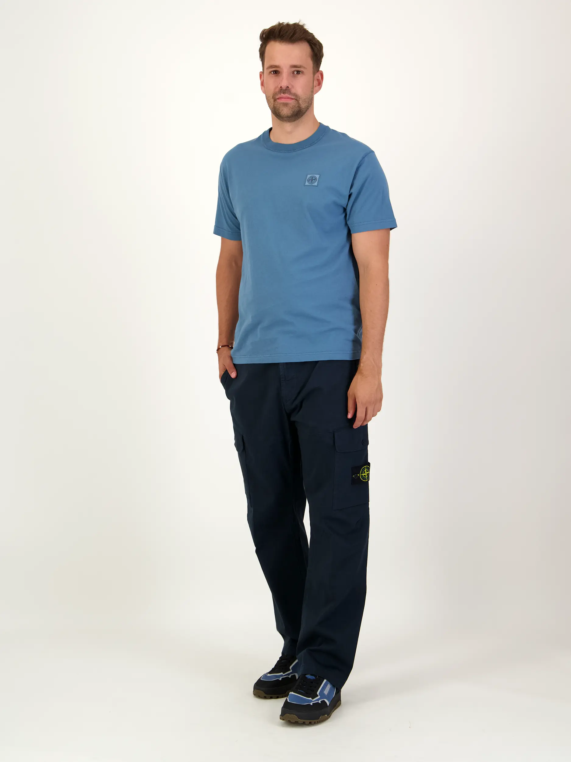 T-Shirt - Artikel Teil eines Outfits getragen von einem Modell