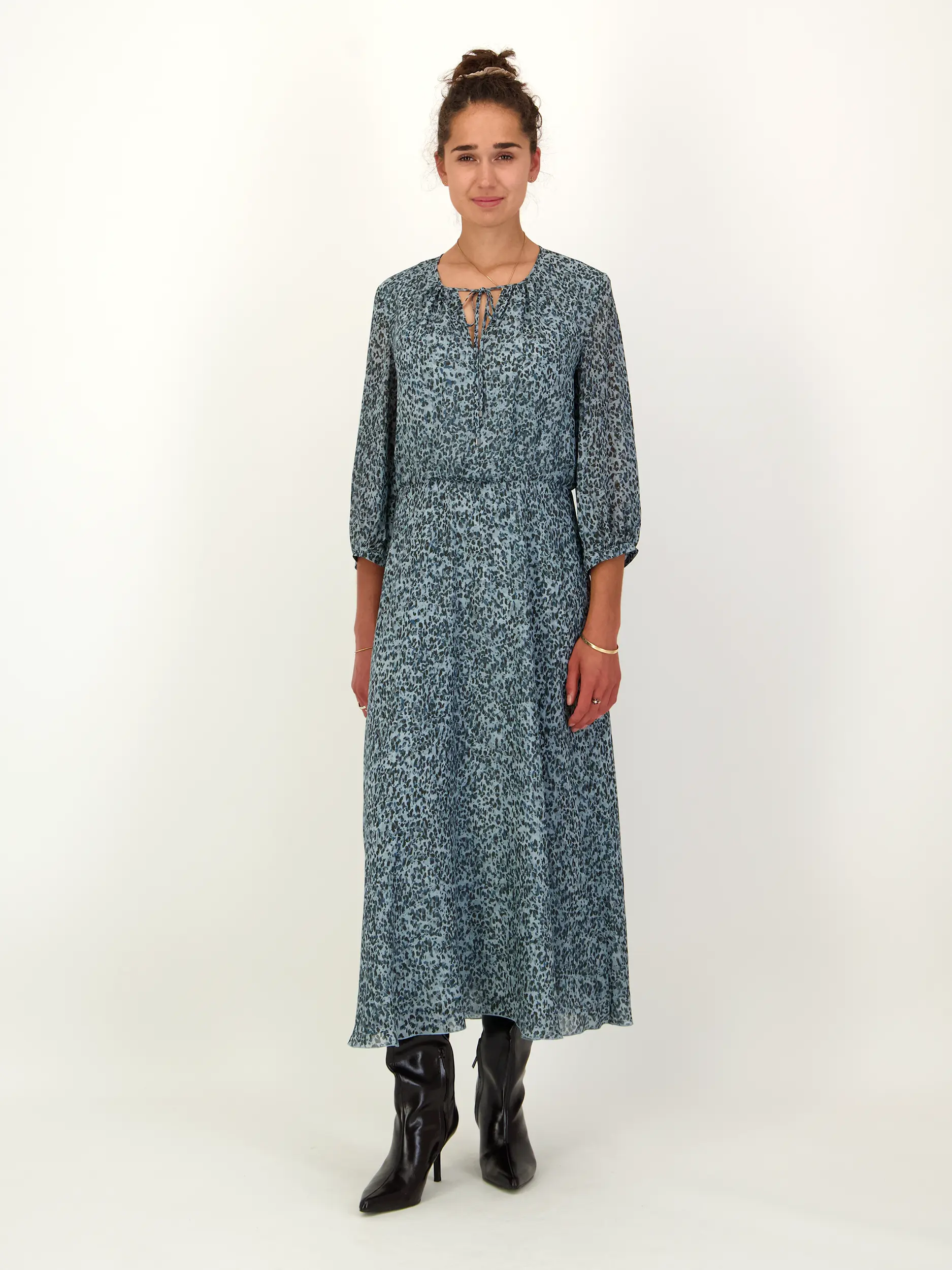 Gemustertes Midikleid langarm - Artikel Vorderseite getragen von einem Modell