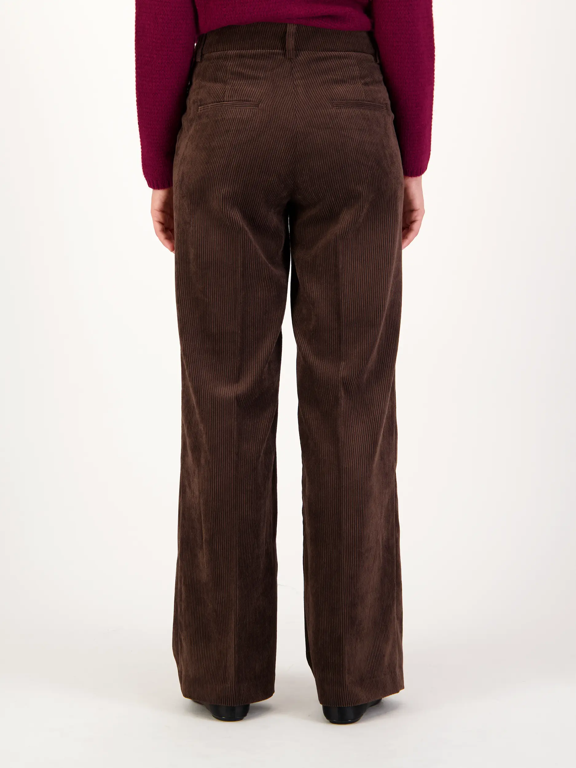 Cordhose 'Amelie' - Artikel Rückseite getragen von einem Modell - Farbe: Braun