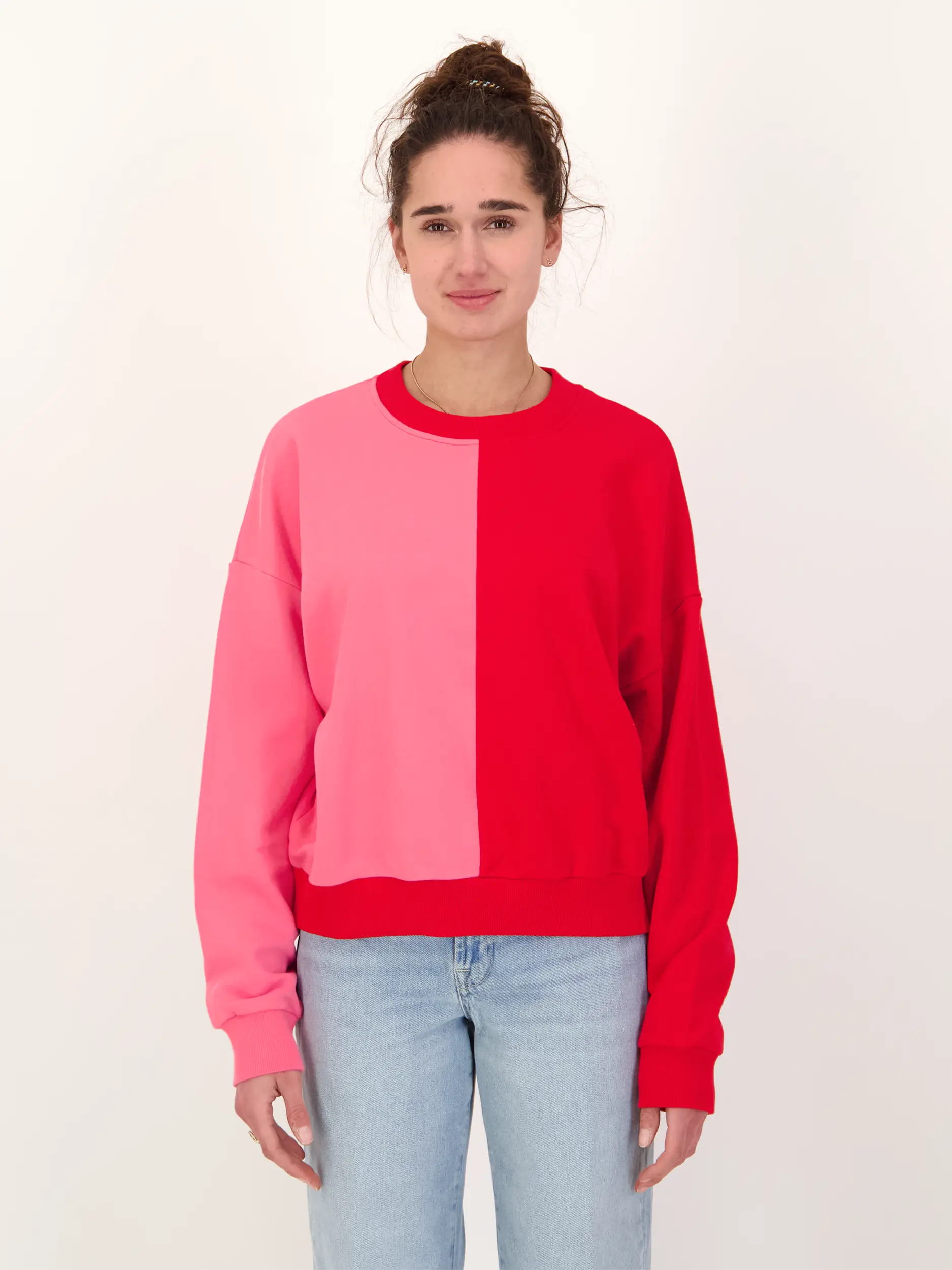 Sweatshirt 'Bow' - Artikel Vorderseite getragen von einem Modell - Farbe: Rosa&Pink