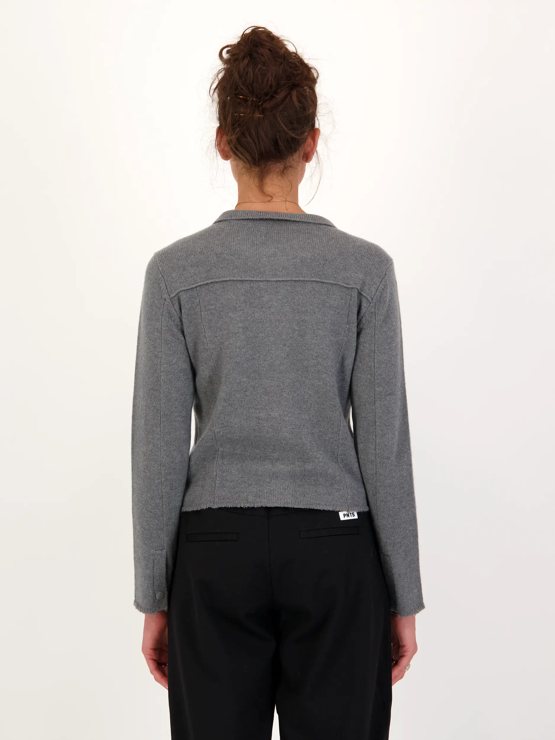 Strickjacke aus Kaschmir - Artikel Rückseite getragen von einem Modell - Farbe: Grün