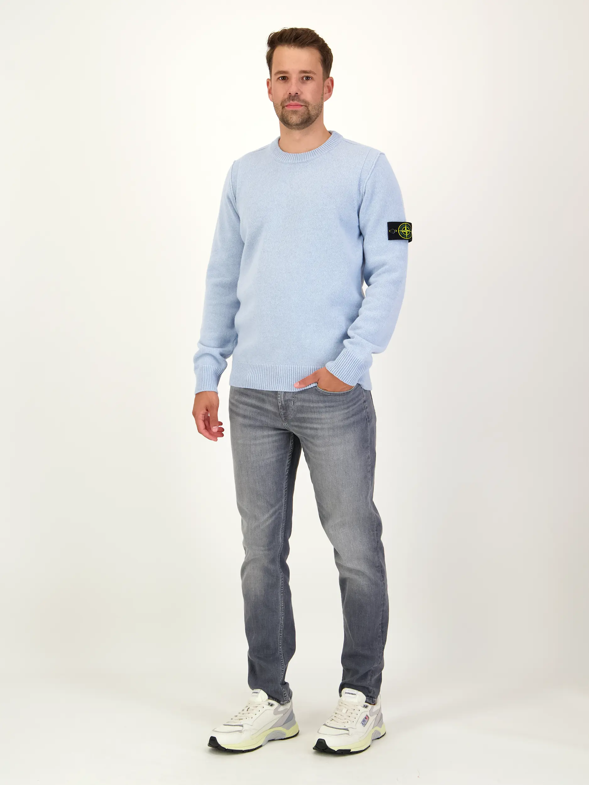 Mid Rise Slim Fit Jeans 'Slimmy Tapered Hasting' - Artikel Teil eines Outfits getragen von einem Modell - Farbe: Grau