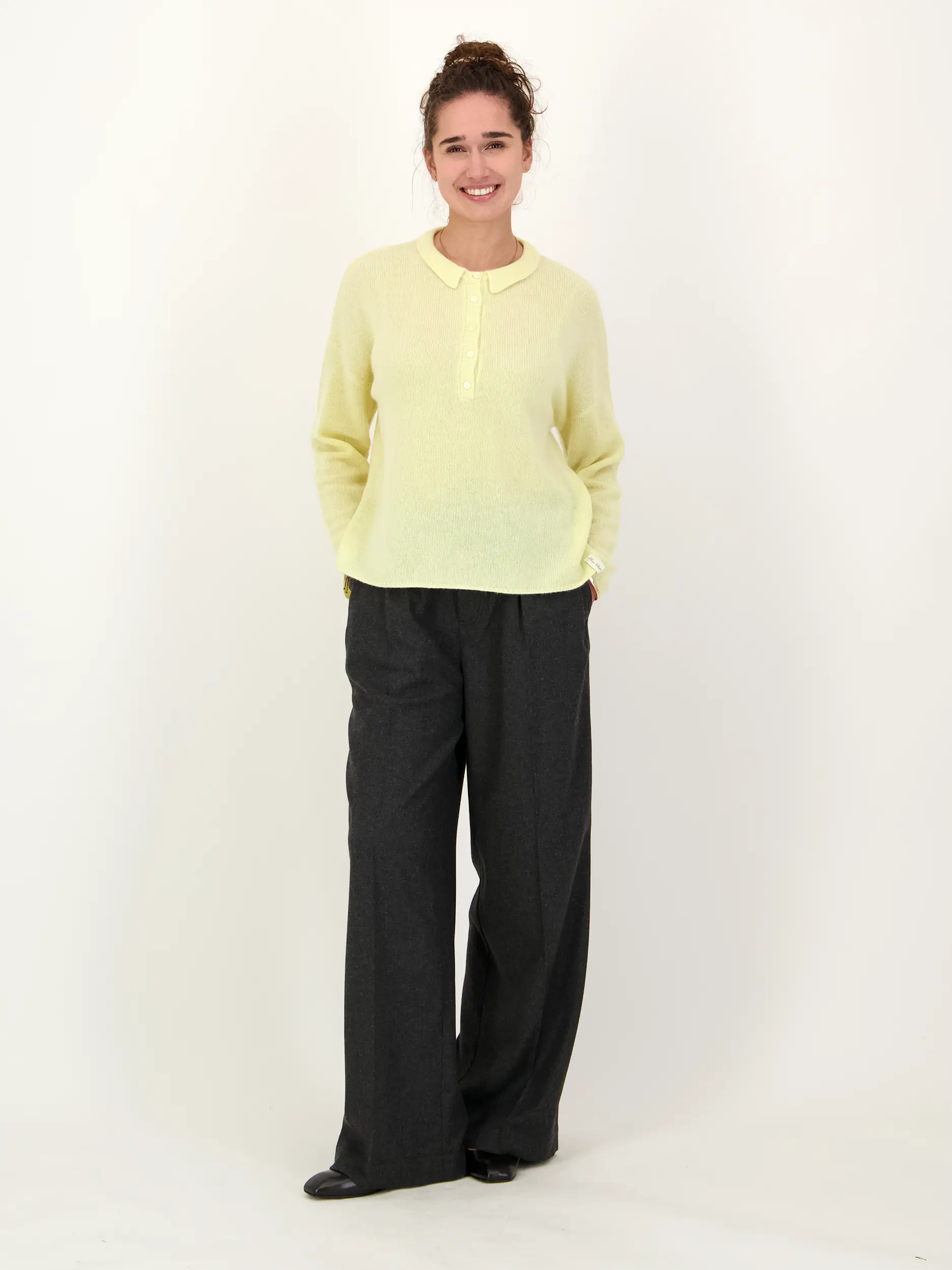 Pullover aus Kaschmir Mix - Artikel Teil eines Outfits getragen von einem Modell - Farbe: Gelb