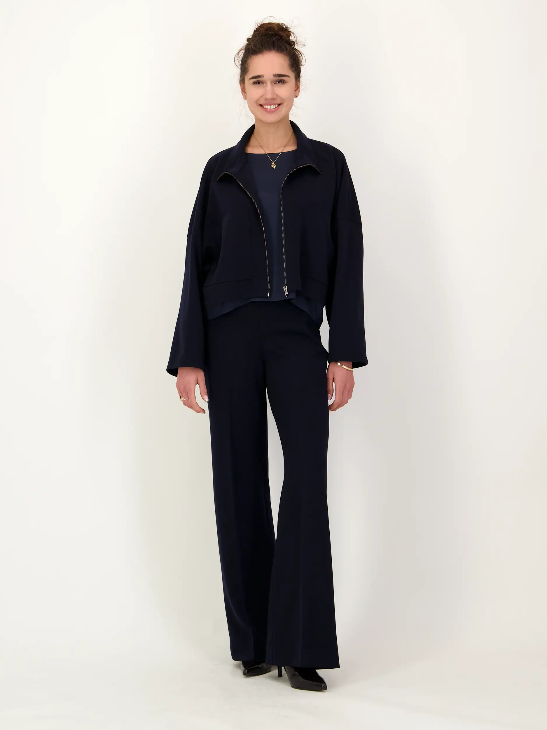 Hose 'Before' - Artikel Teil eines Outfits getragen von einem Modell - Farbe: Blau