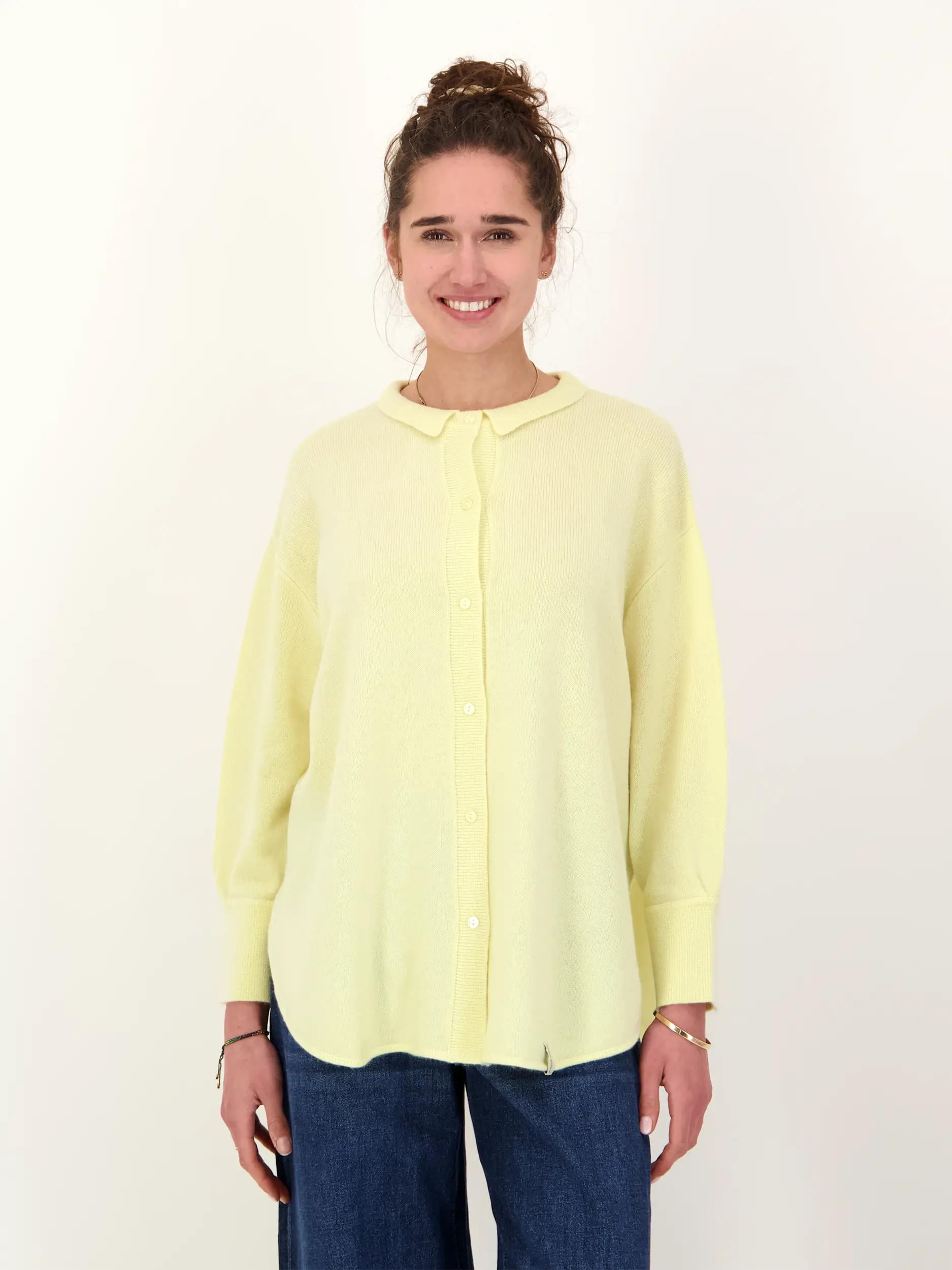 Strickjacke aus Kaschmir-Mix - Artikel Vorderseite getragen von einem Modell - Farbe: Gelb